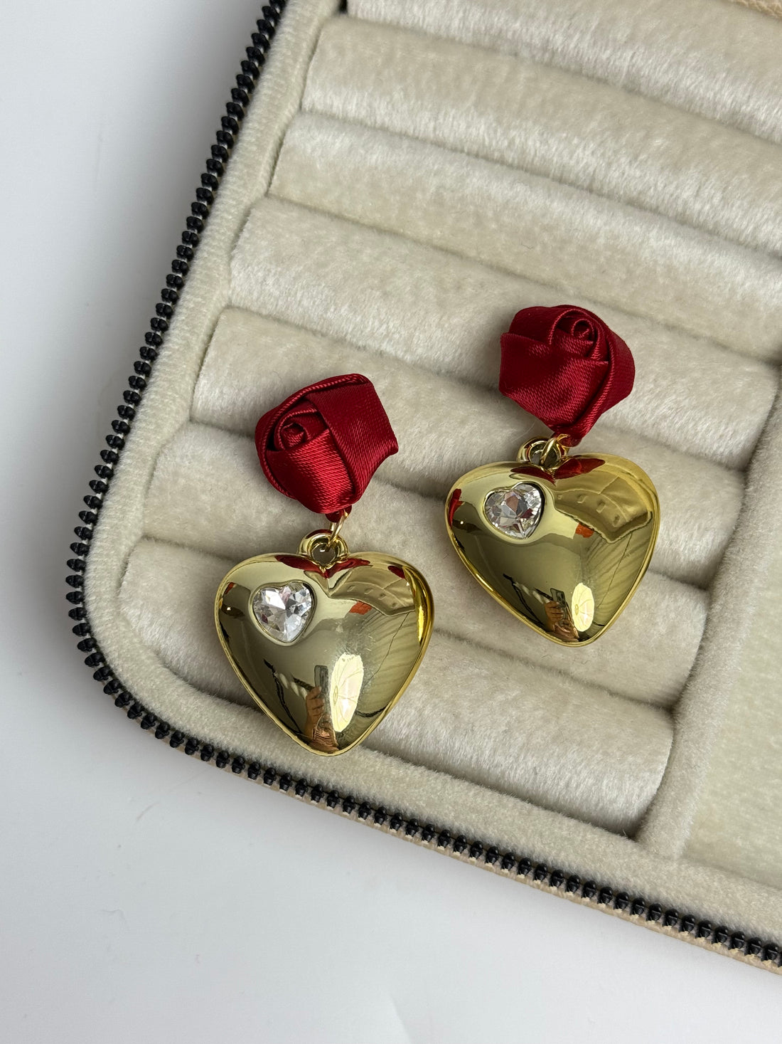 İTHAL GÜL DETAYLI KALPLİ MARLA MODEL KÜPE