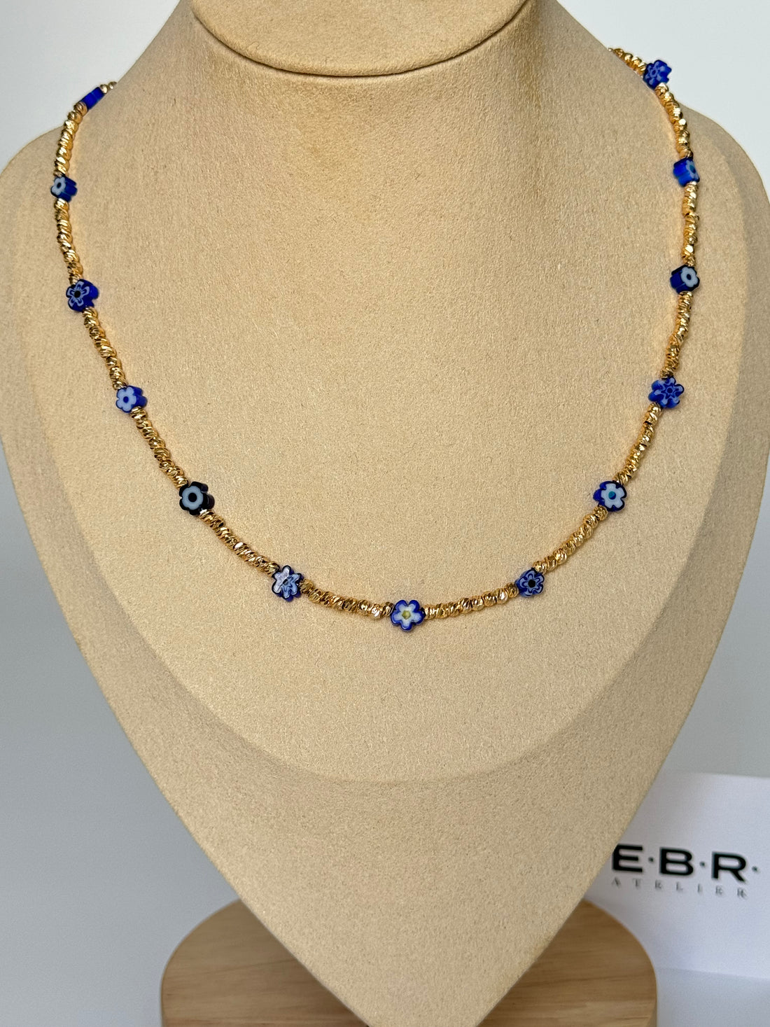 NAVİ LACİVERT ÇİÇEKLİ ALTIN KAPLAMA DETAYLI KOLYE