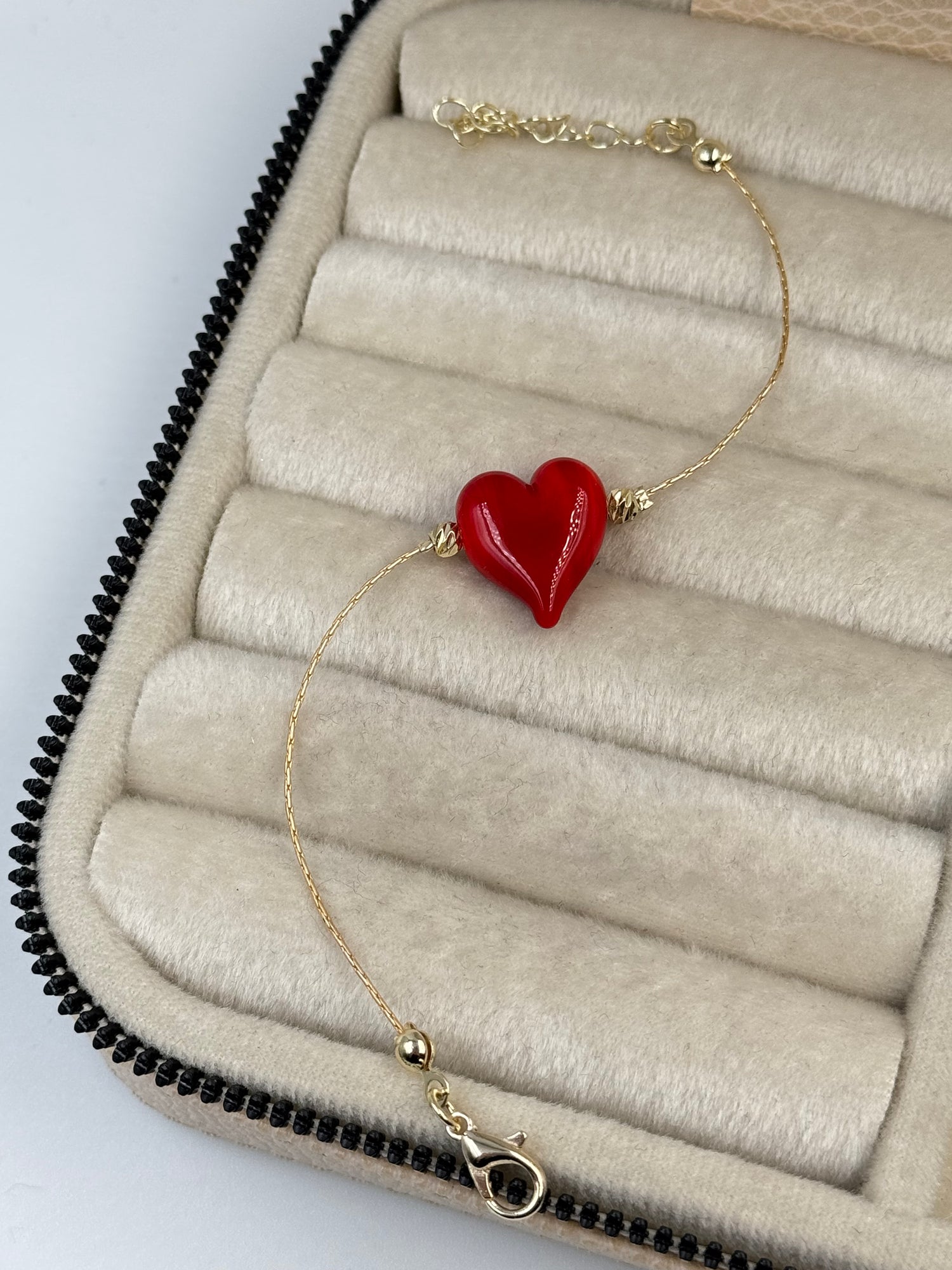 İTHAL KIRMIZI KALP CAM BONCUK DETAYLI BİLEKLİK