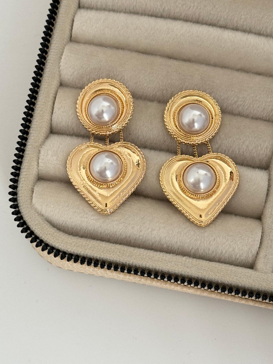 İTHAL İNCİ DETAYLI KALPLİ GOLD KÜPE