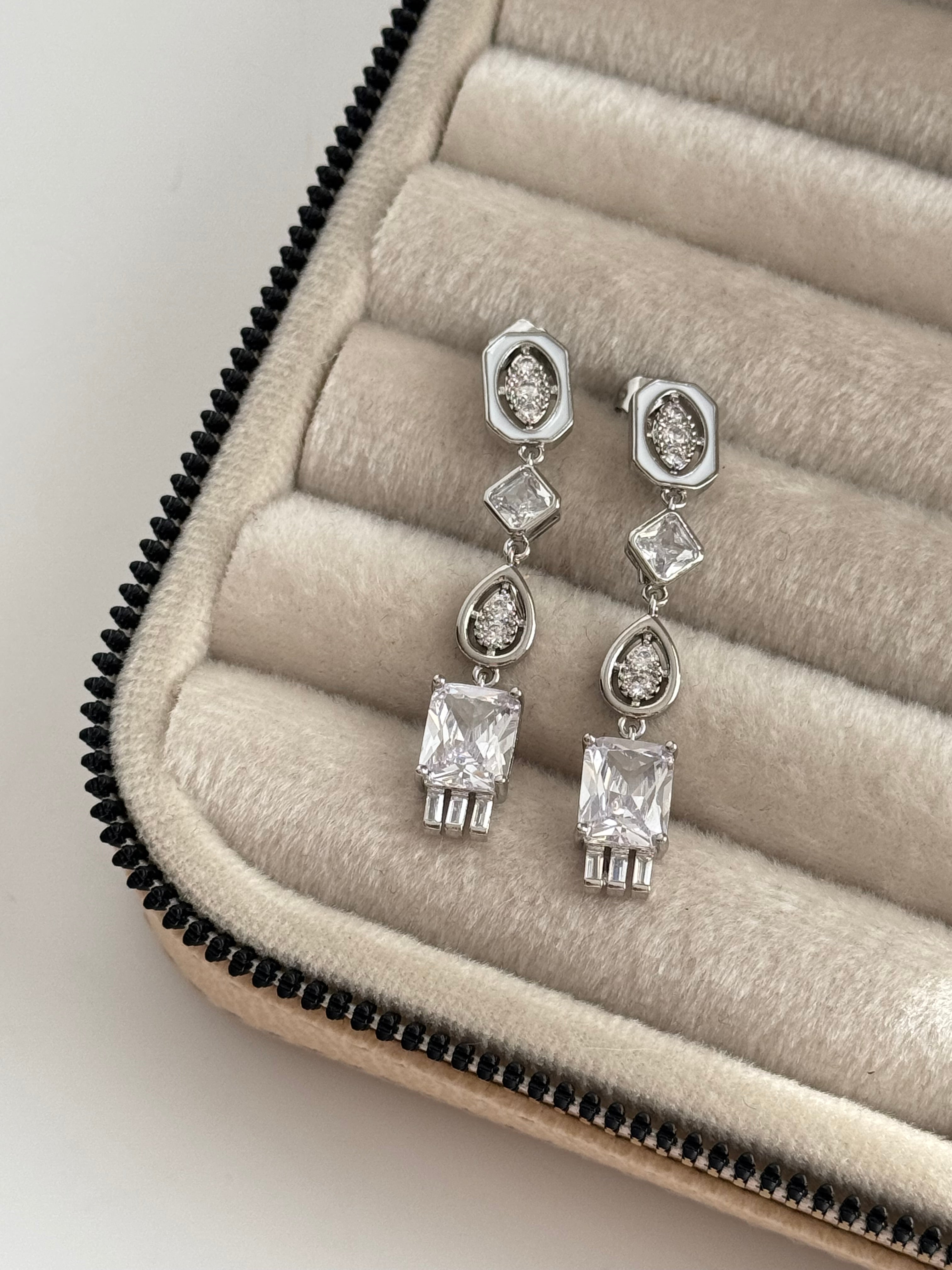 İTHAL BAGET TAŞLI SİLVER KÜPE