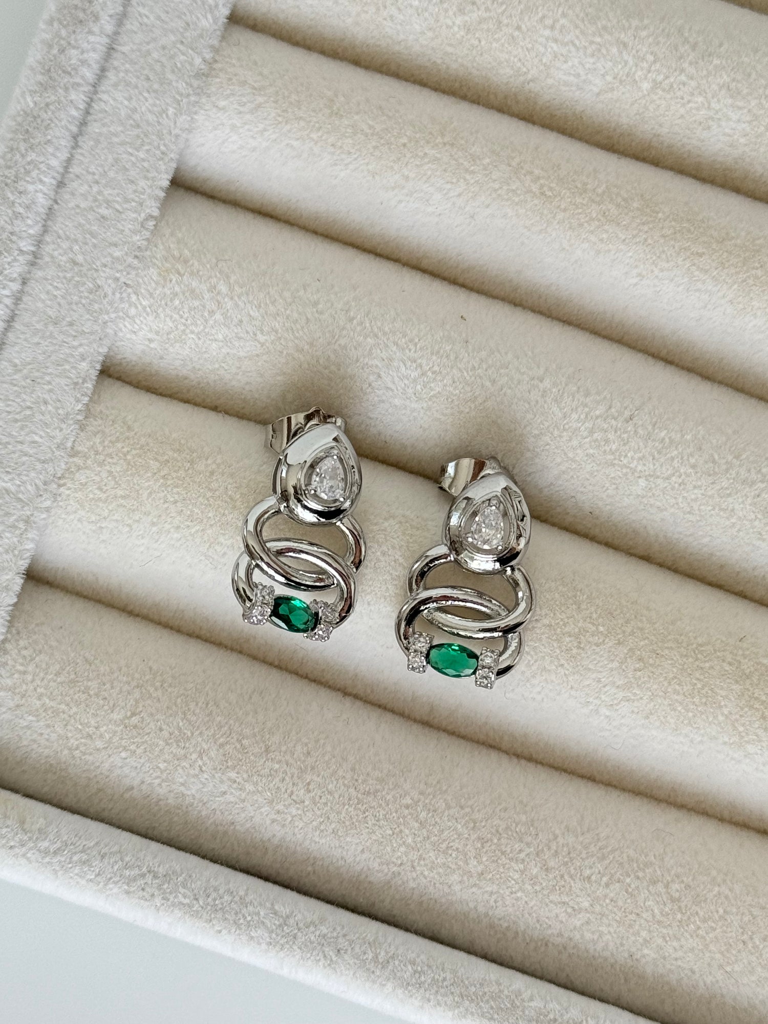 İTHAL YEŞİL TAŞ DETAYLI SİLVER KÜPE