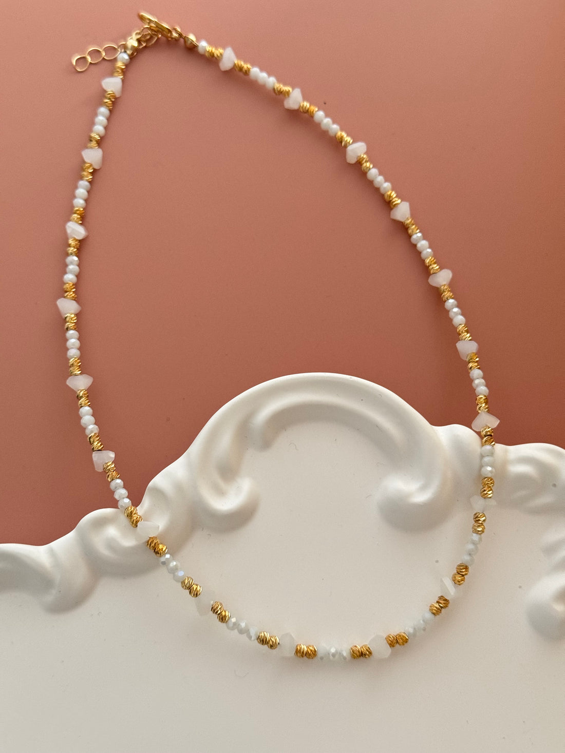 MİVA BEYAZ DOĞAL TAŞ DETAYLI ALTIN KAPLAMA DORİKALI KOLYE