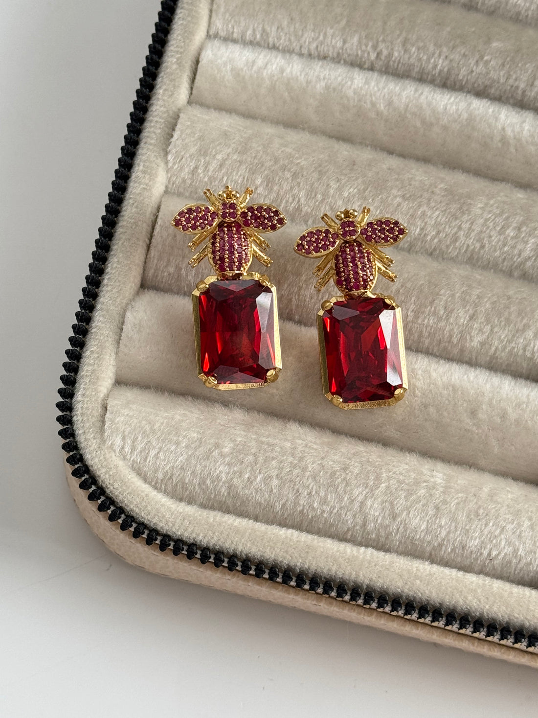 ARI DETAYLI KIRMIZI TAŞLI ALTIN KAPLAMA KÜPE