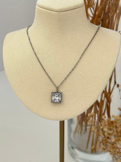 KARE TAŞLI SİLVER ÇELİK KOLYE