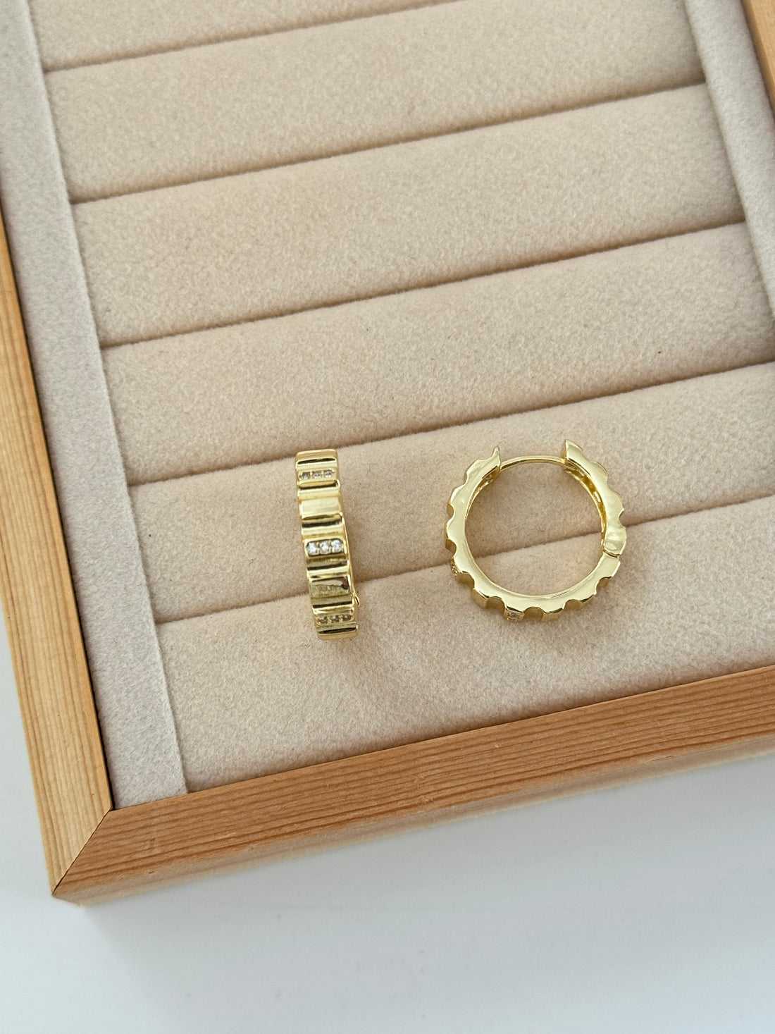 TİNE TIRTIK DETAYLI GOLD HALKA KÜPE