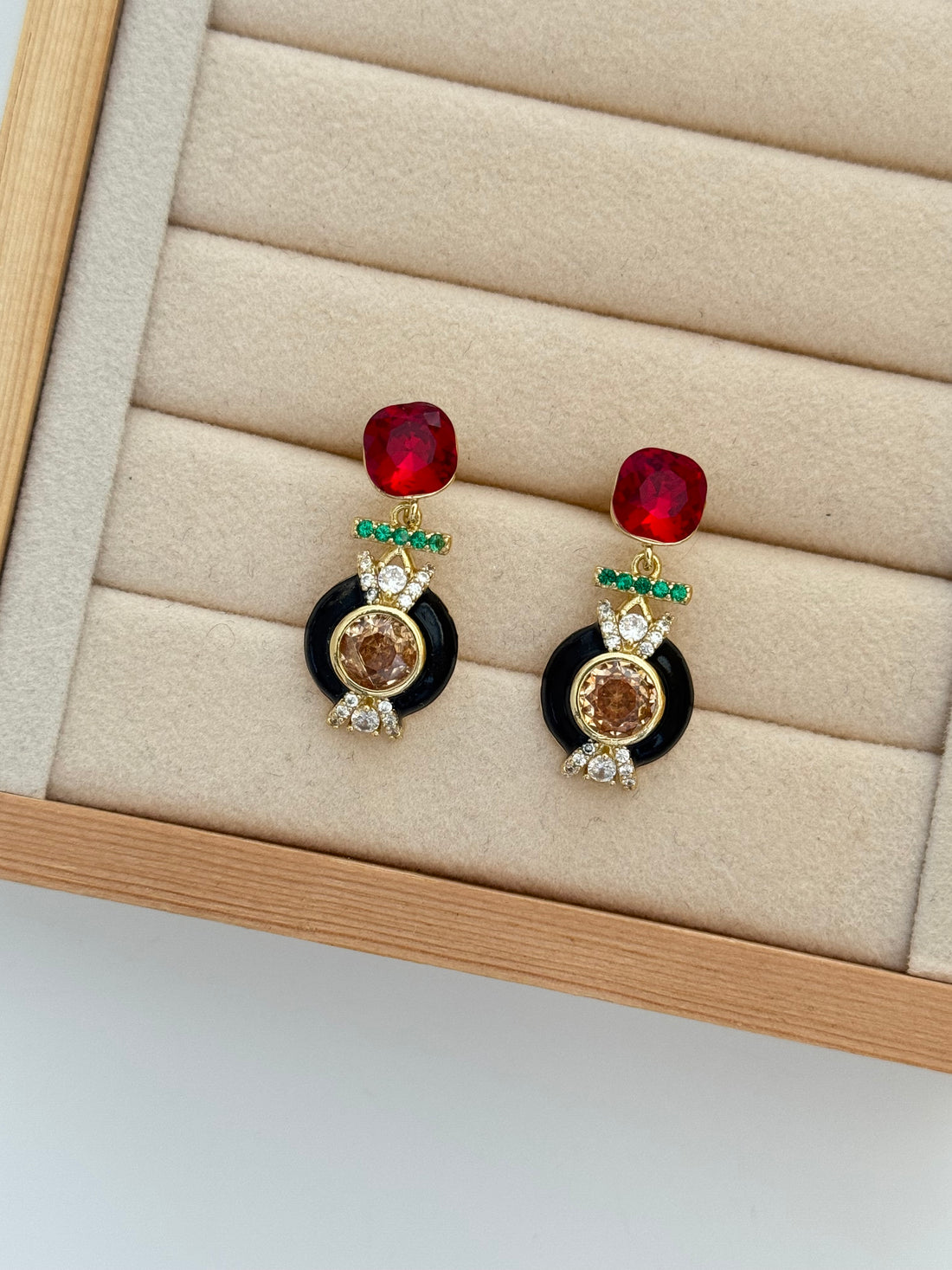 SERİLA KIRMIZI TAŞLI KÜPE