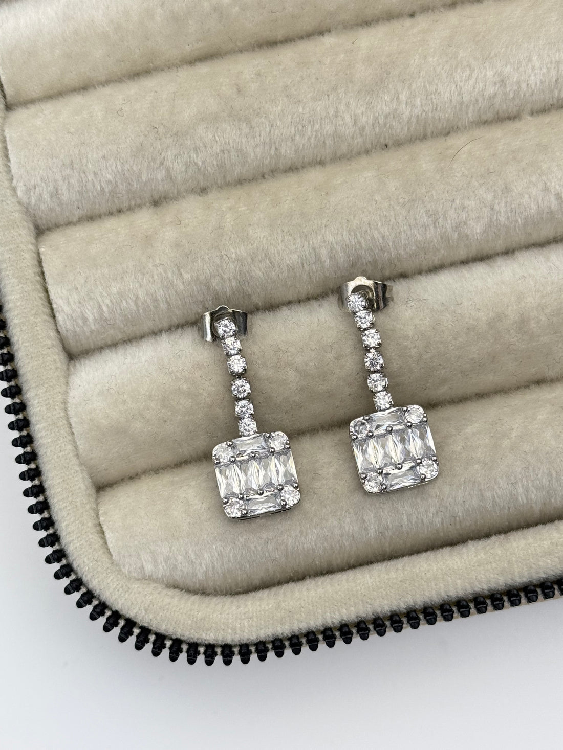 İTHAL BAGET TAŞLI SİLVER KÜPE