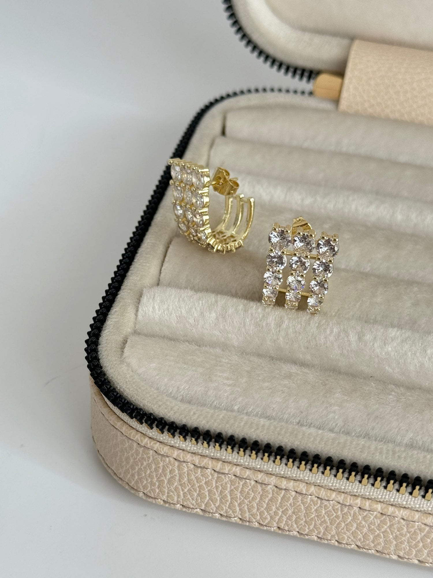 İTHAL TAŞ DETAYLI GOLD KÜPE