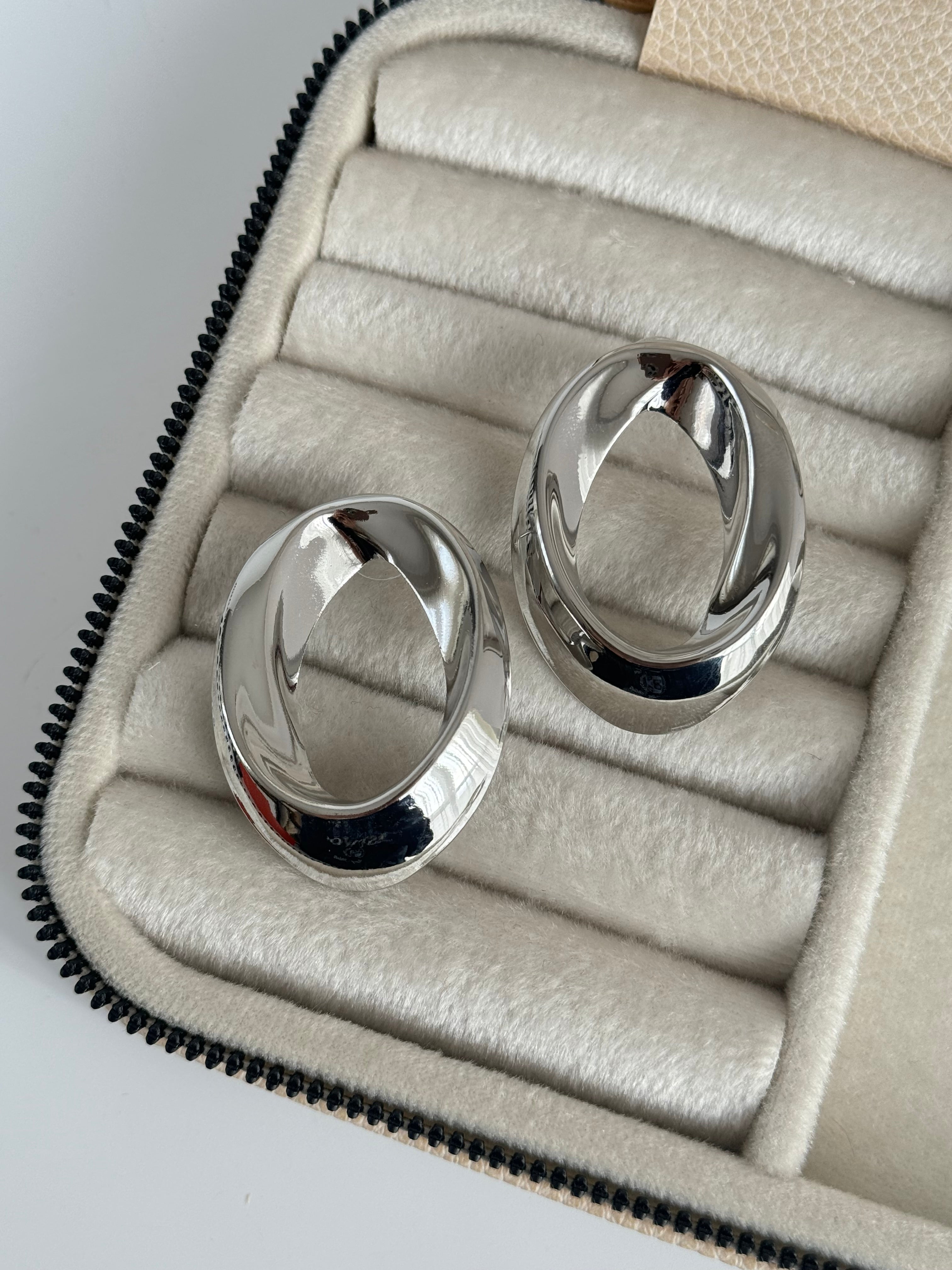 İTHAL HALKA DETAYLI SİLVER KÜPE