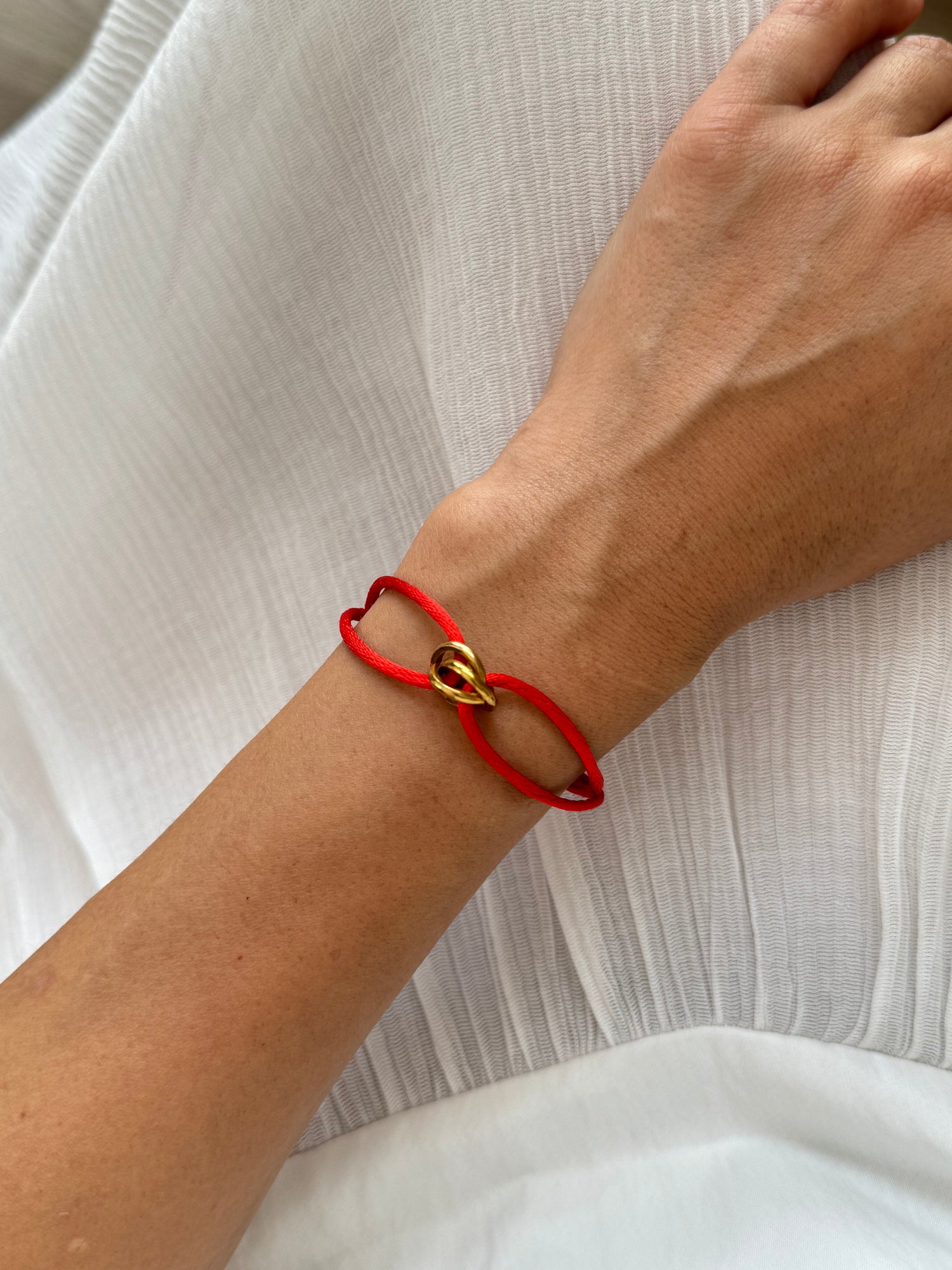 İTHAL MARKA MODEL KIRMIZI İPLİ AYARLANABİLİR BİLEKLİK