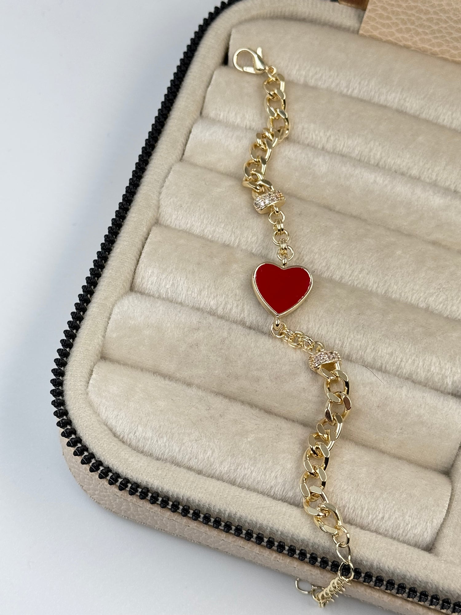 İTHAL KIRMIZI KALP DETAYLI BİLEKLİK