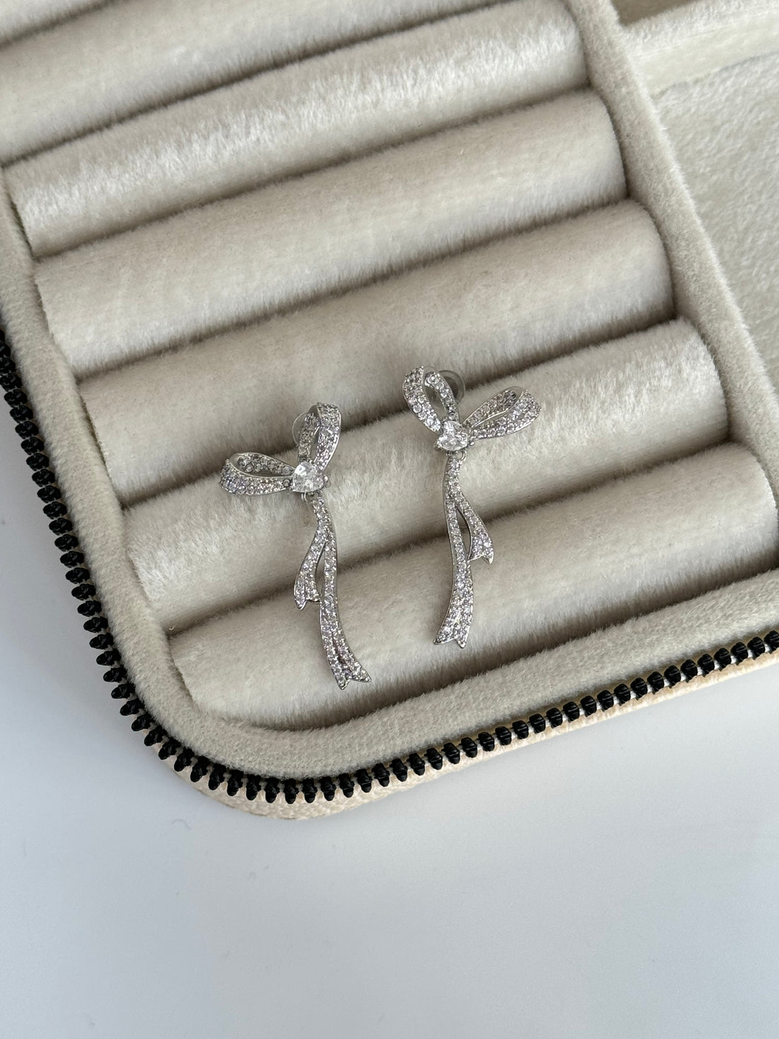 İTHAL TAŞLI FİYONK DETAYLI SİLVER KÜPE