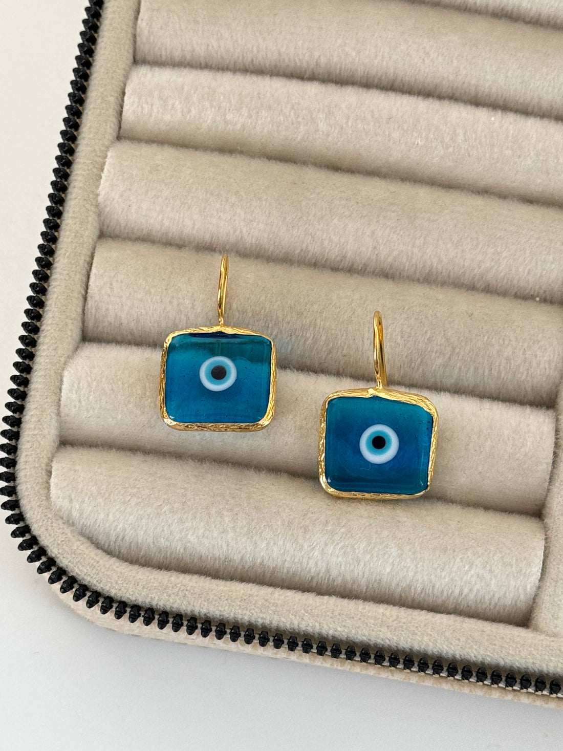 SELE MAVİ CAM NAZAR BONCUK DETAYLI ALTIN KAPLAMA KÜPE