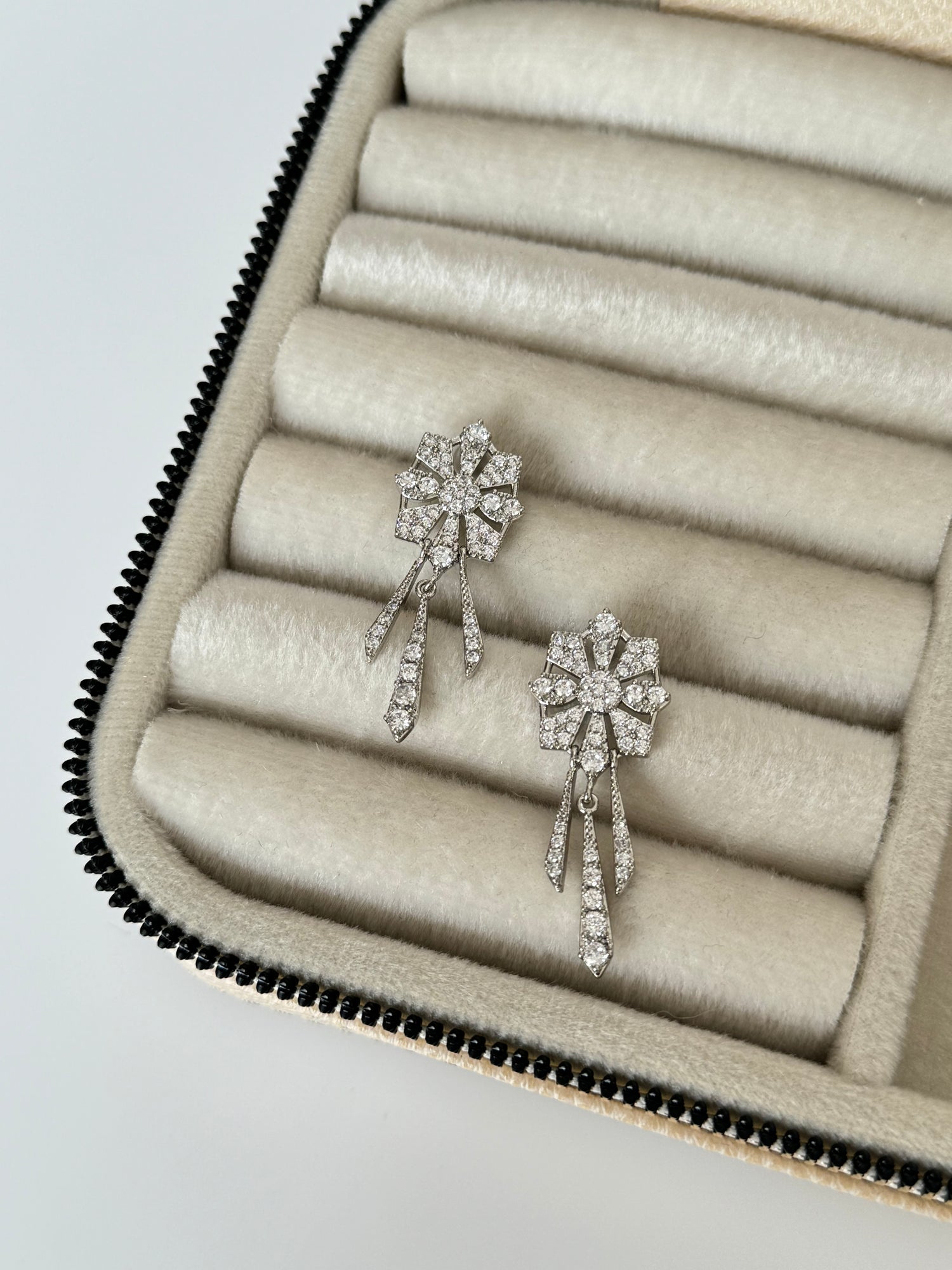 İTHAL MARKA MODEL TAŞLI SİLVER KÜPE