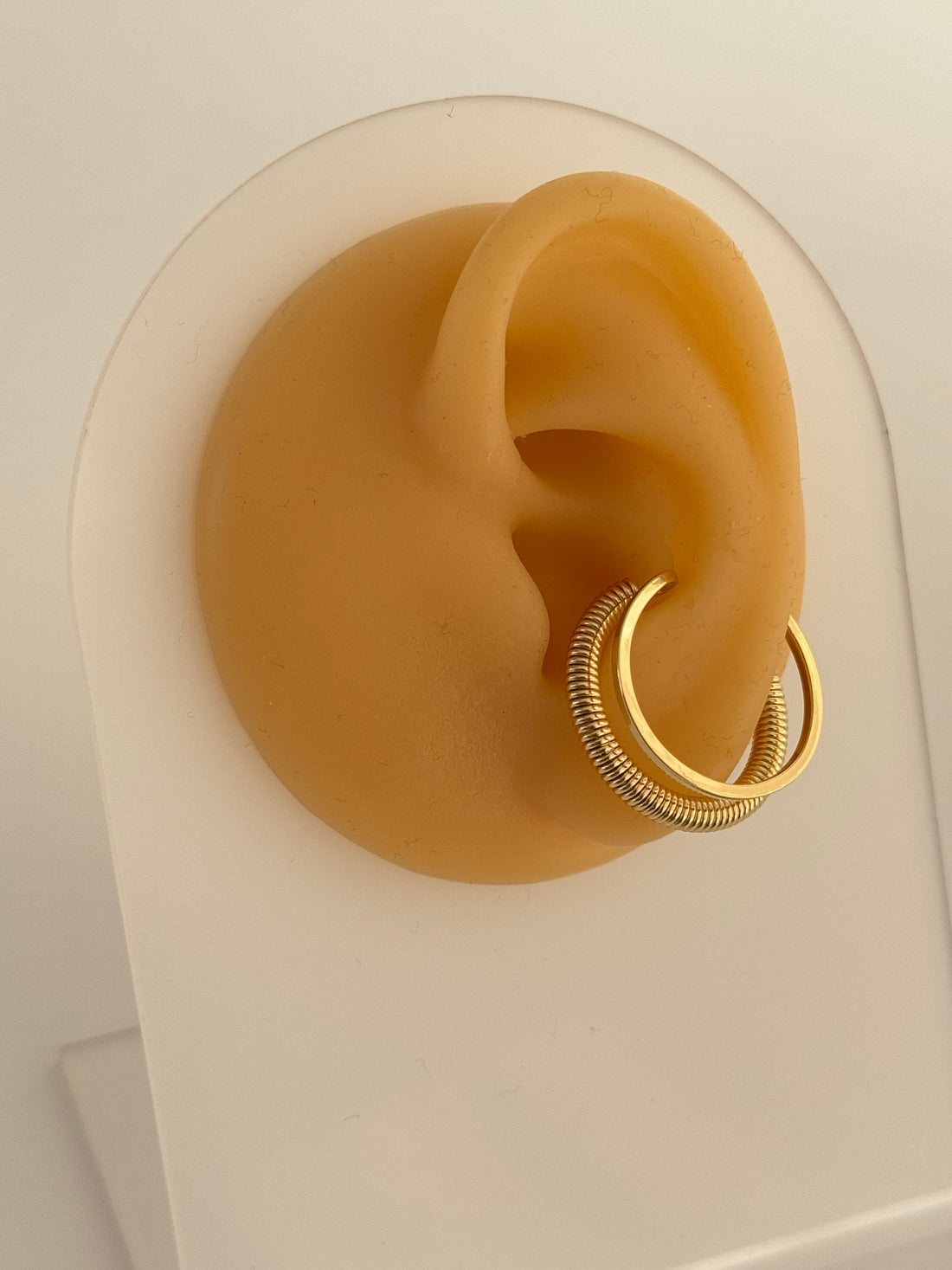 İTHAL HALKA DETAYLI GOLD KIKIRDAK KÜPE EARCUFF