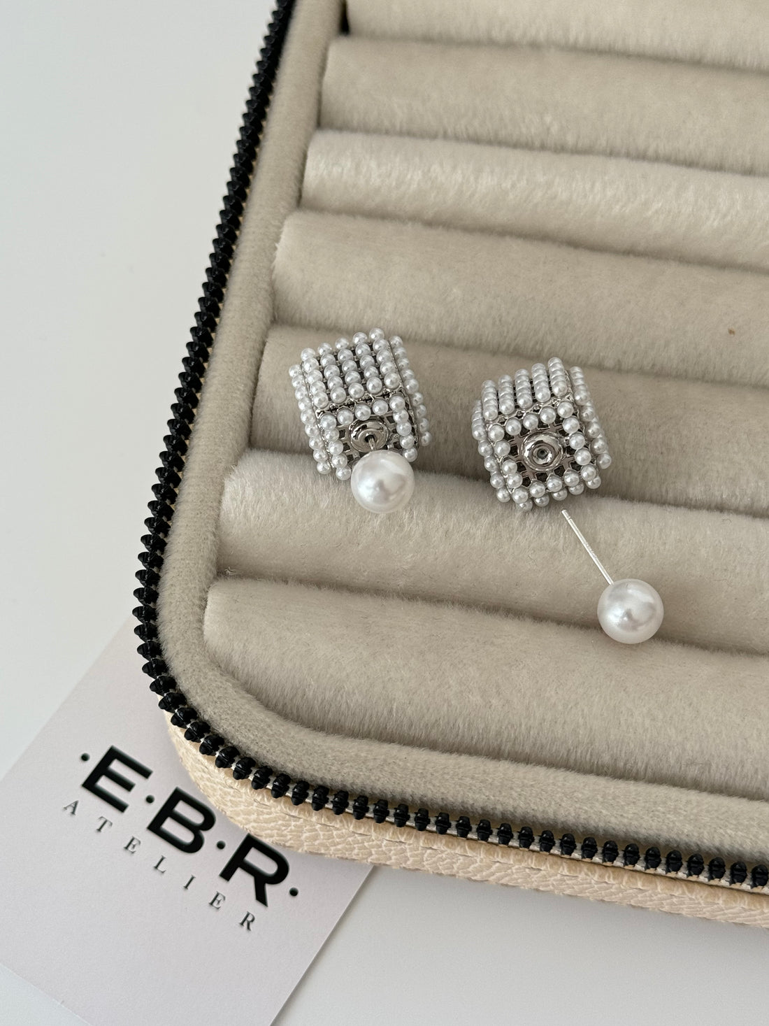 İTHAL MARKA MODEL KÜP DETAYLI SİLVER KÜPE