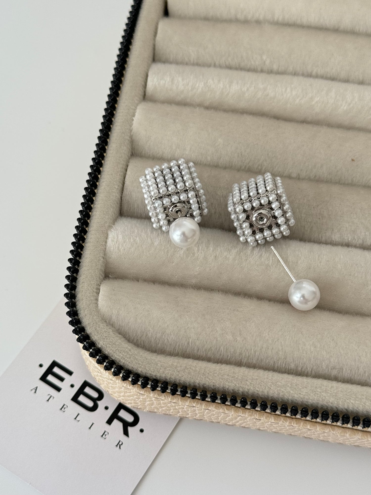 İTHAL MARKA MODEL KÜP DETAYLI SİLVER KÜPE