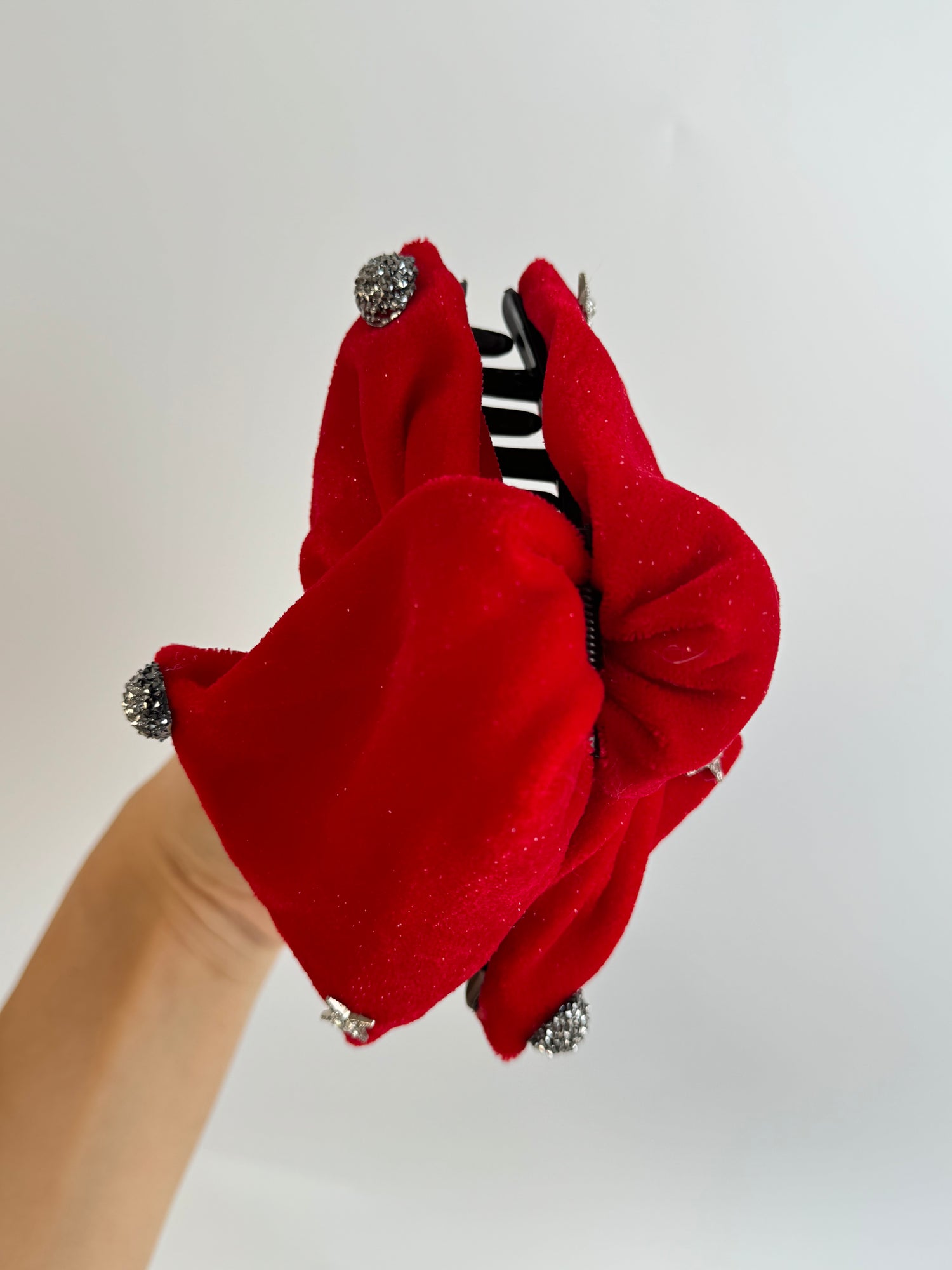 İTHAL KIRMIZI KADİFE TAŞ DETAYLI MANDAL DUBAİ TOKA