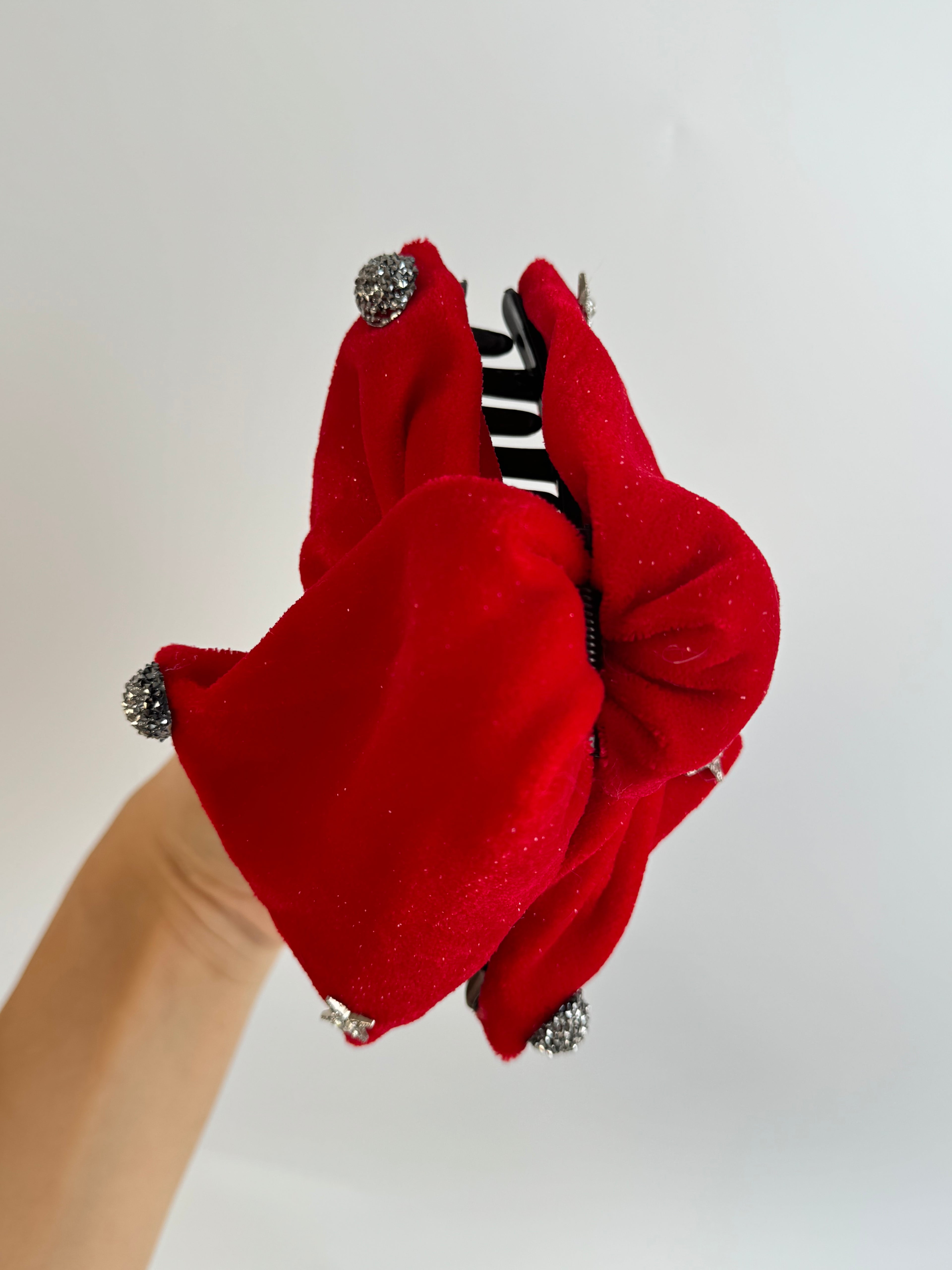 İTHAL KIRMIZI KADİFE TAŞ DETAYLI MANDAL DUBAİ TOKA