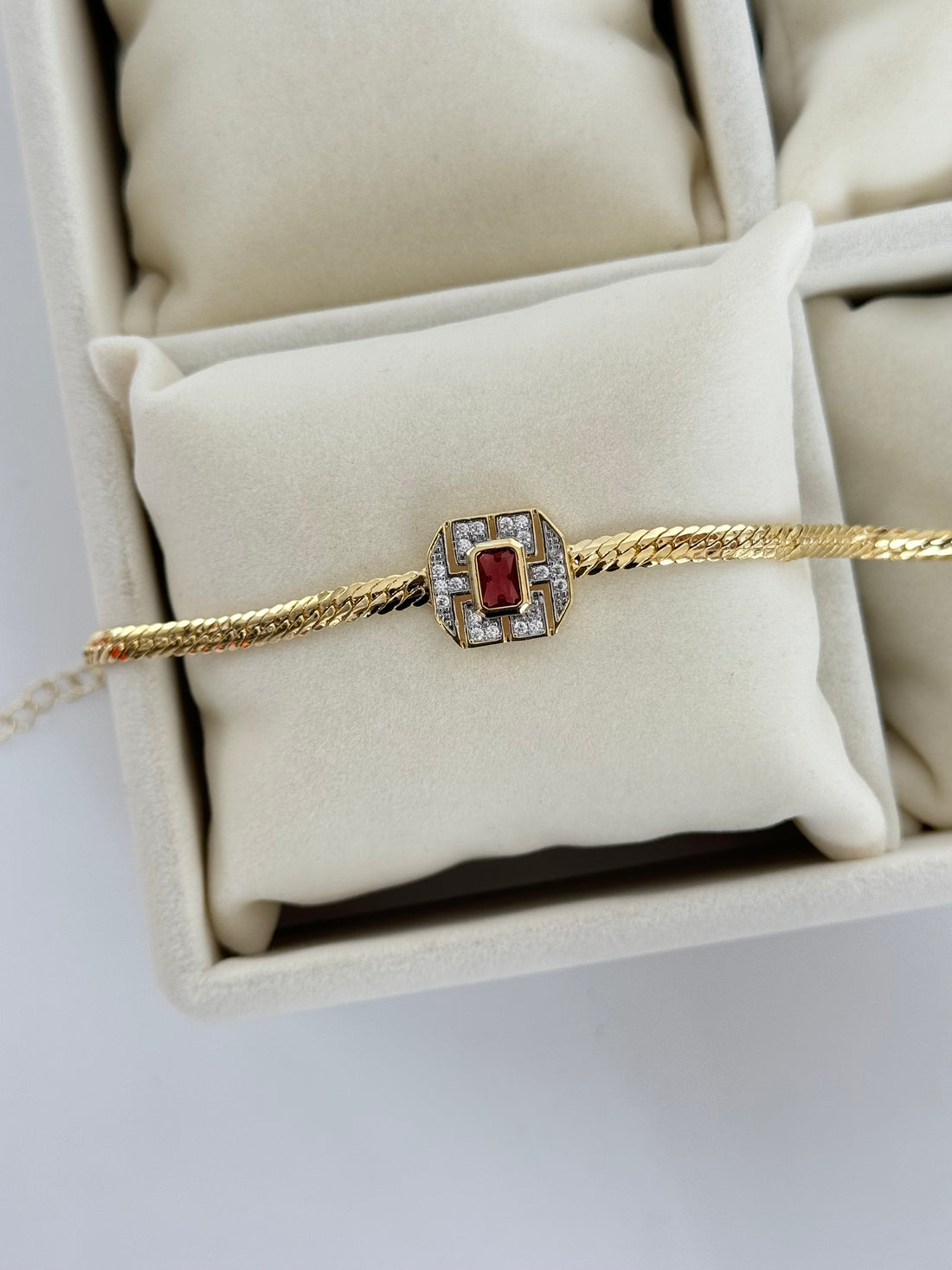 ZEMA KIRMIZI BAGET TAŞLI DETAYLI BİLEKLİK