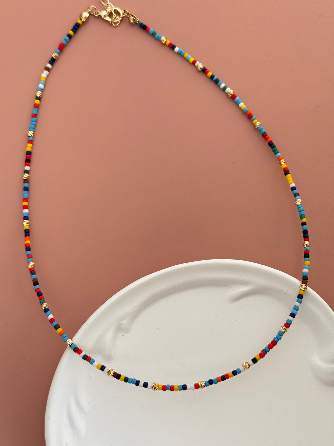 LUNE ALTIN KAPLAMA DORİKA DETAYLI RENKLİ BONCUK KOLYE