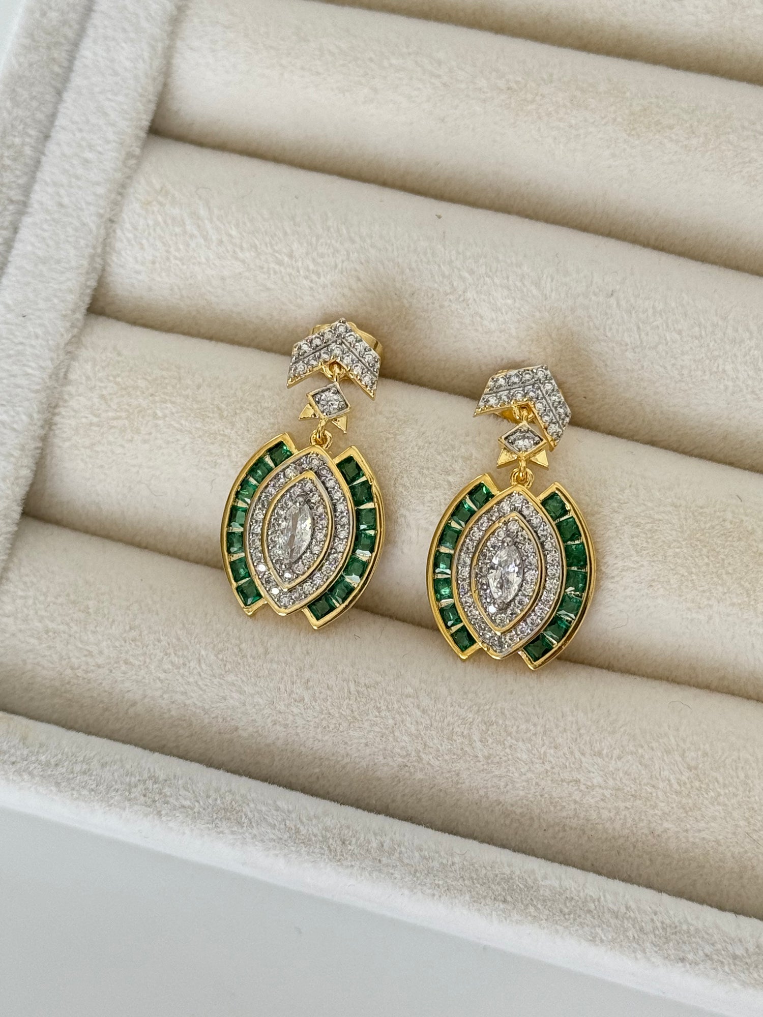 ARİAX YEŞİL TAŞLI ÜÇGEN DETAYLI GOLD KÜPE