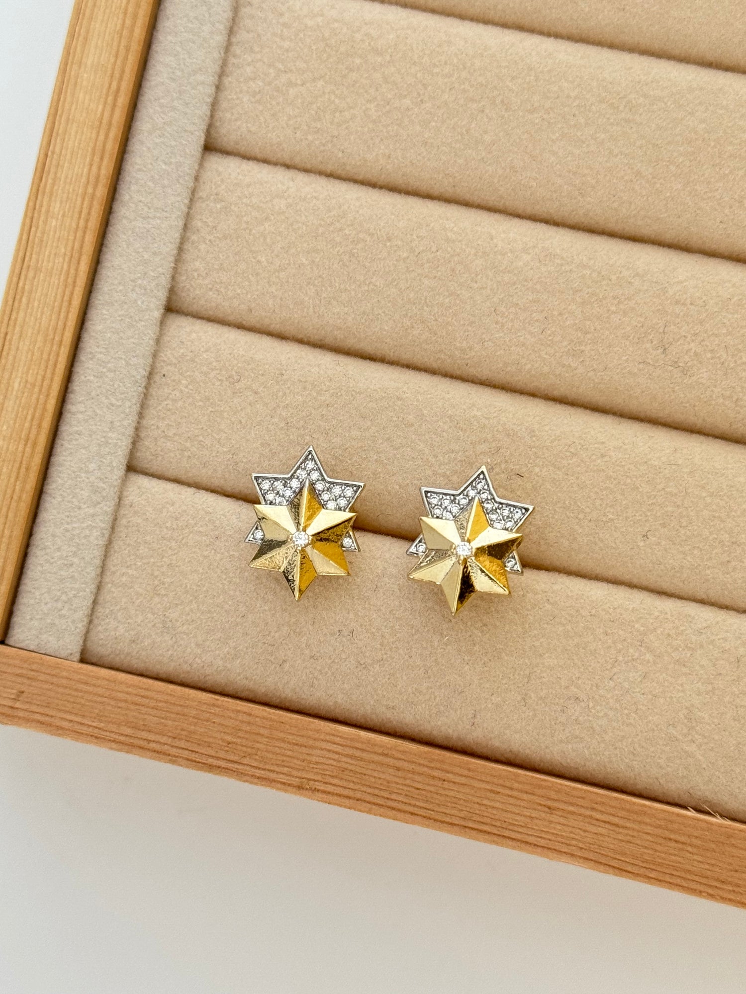 YILDIZ DETAYLI GOLD KÜPE