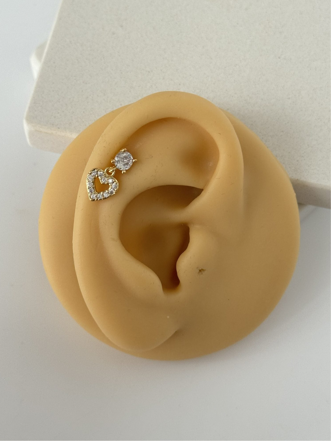 SALLANTILI KALPLİ TRAGUS PİERCİNG