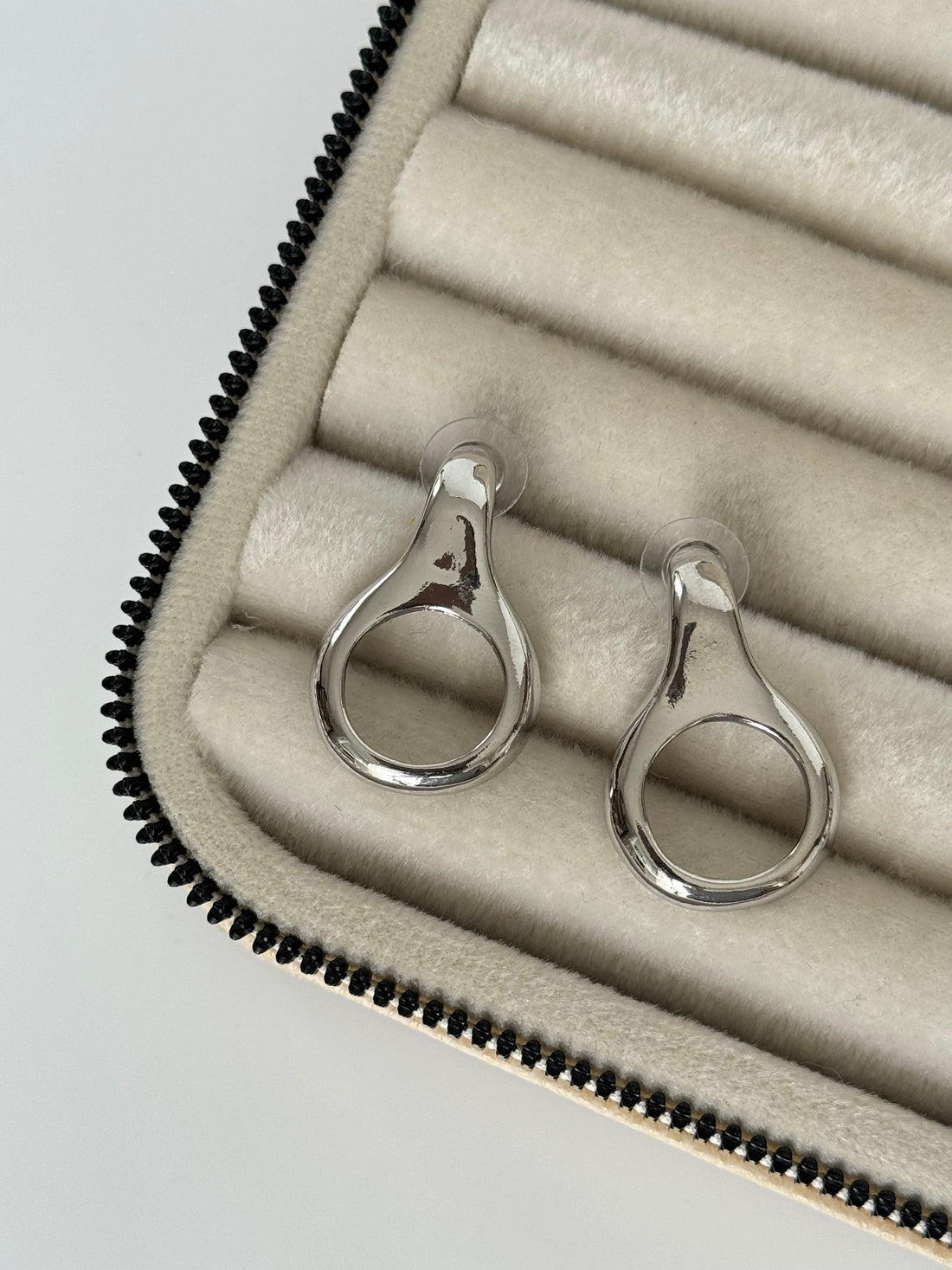 İTHAL DETAYLI SİLVER KÜPE