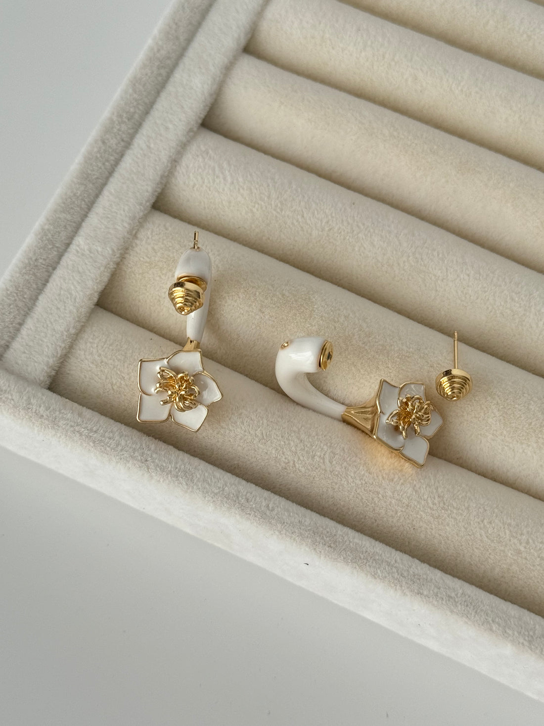 İTHAL BEYAZ MİNELİ ÇİÇEK DETAYLI MARKA MODEL GOLD KÜPE