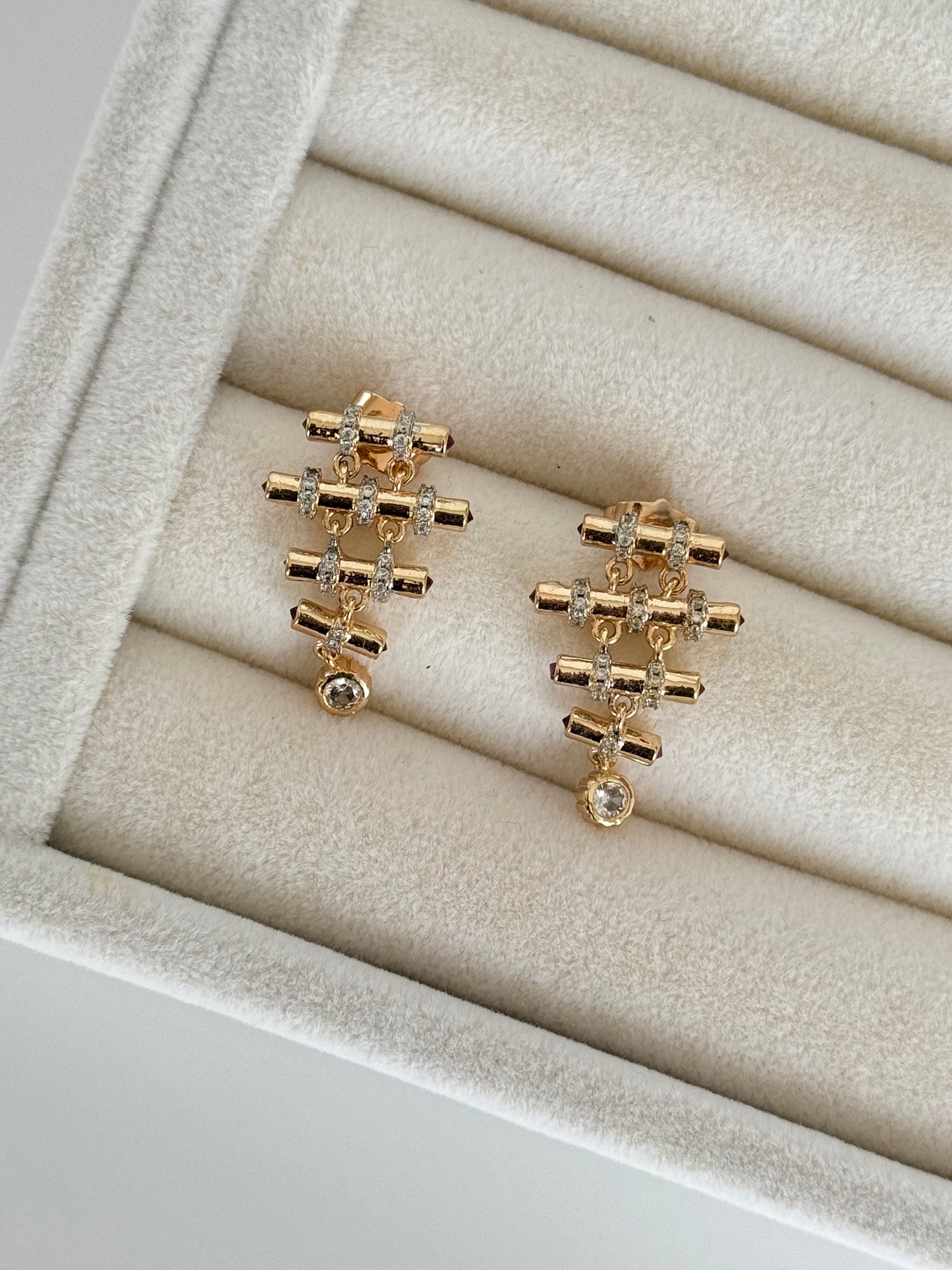 İTHAL KIRMIZI TAŞ DETAYLI GOLD LEYLA KÜPE