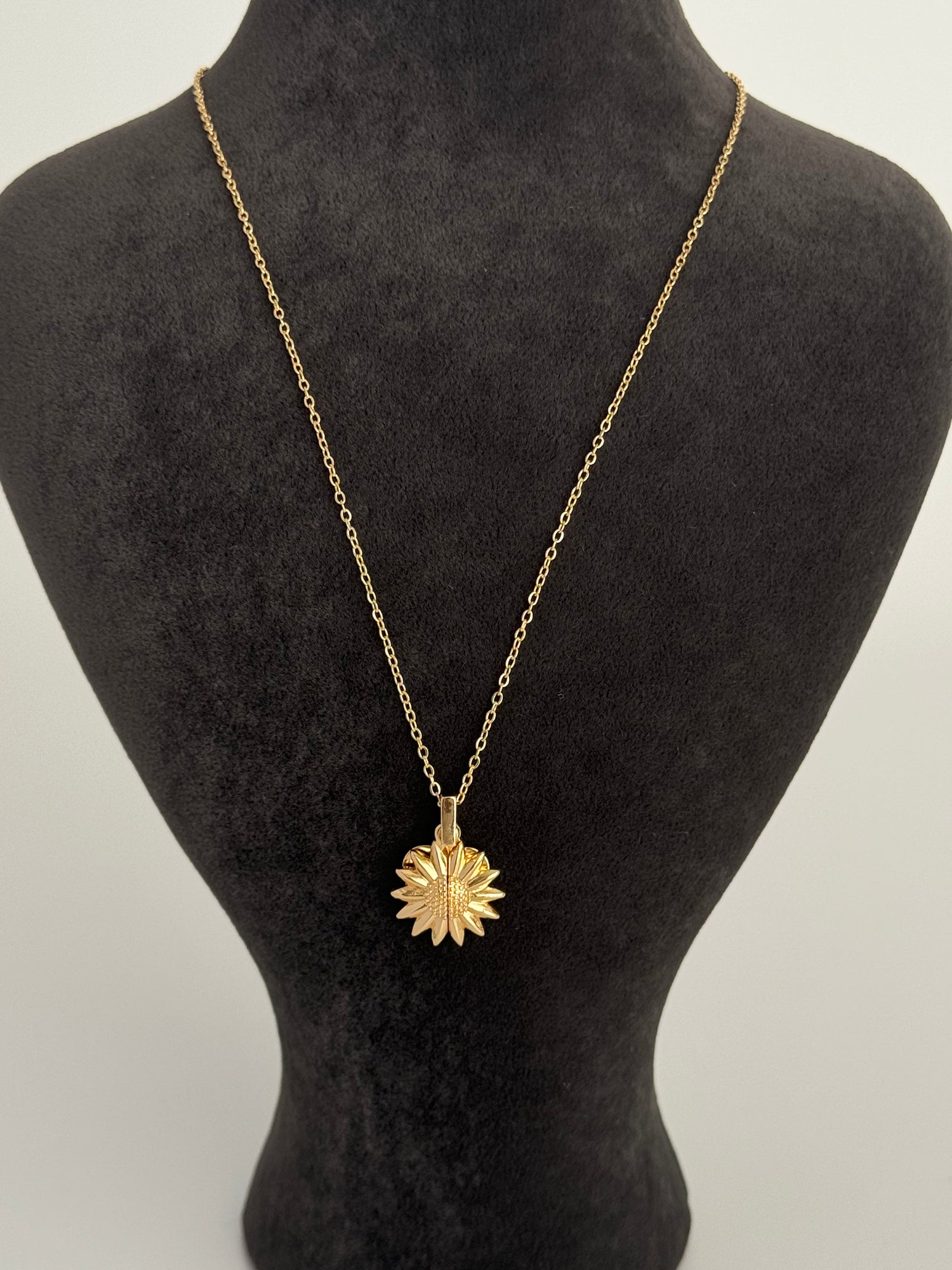 ÇİÇEKLİ AÇILABİLİR KALP DETAYLI GOLD ÇELİK KOLYE