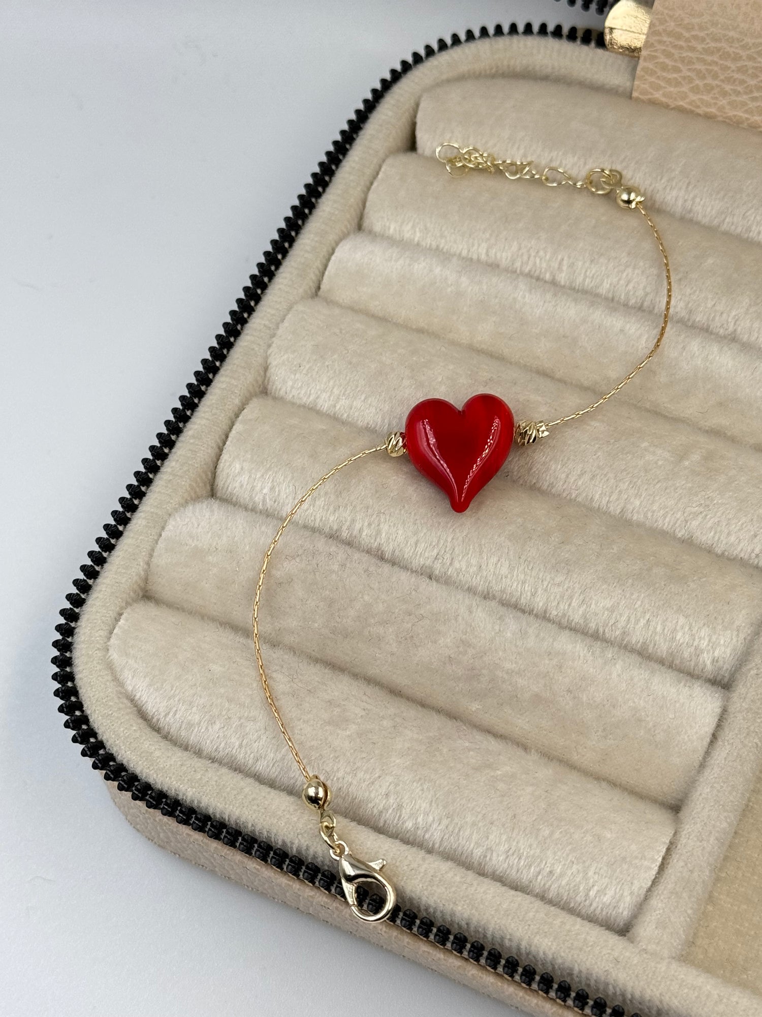 İTHAL KIRMIZI KALP CAM BONCUK DETAYLI BİLEKLİK