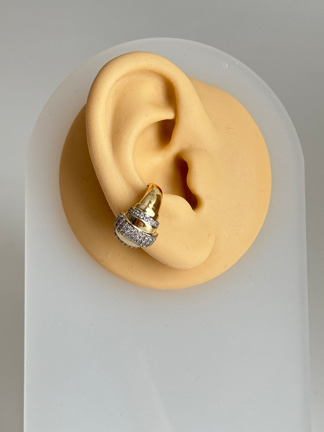 EYLA TAŞ DETAYLI KIKIRDAK KÜPE EARCUFF