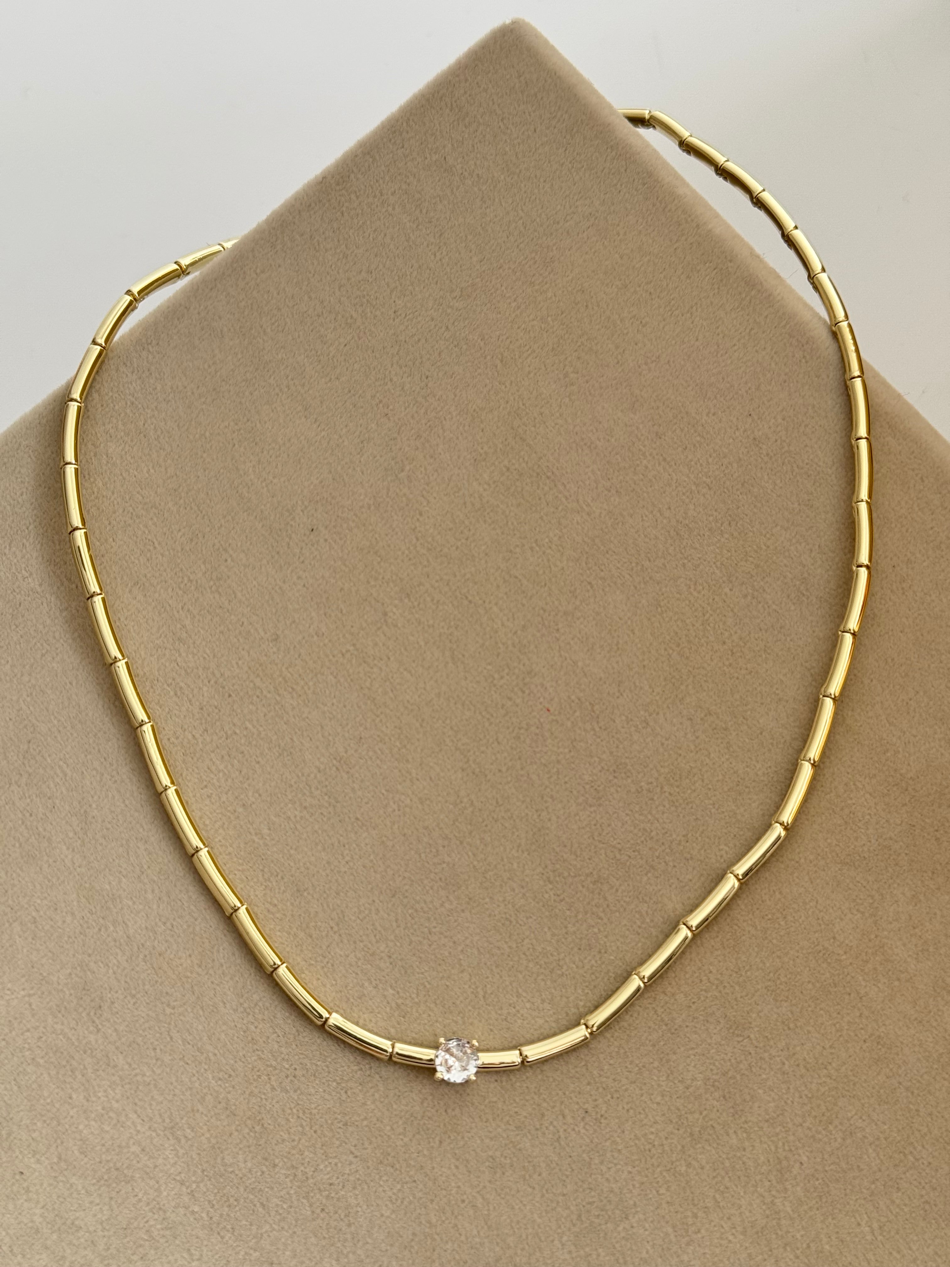 İTHAL TEKTAŞ DETAYLI GOLD KOLYE