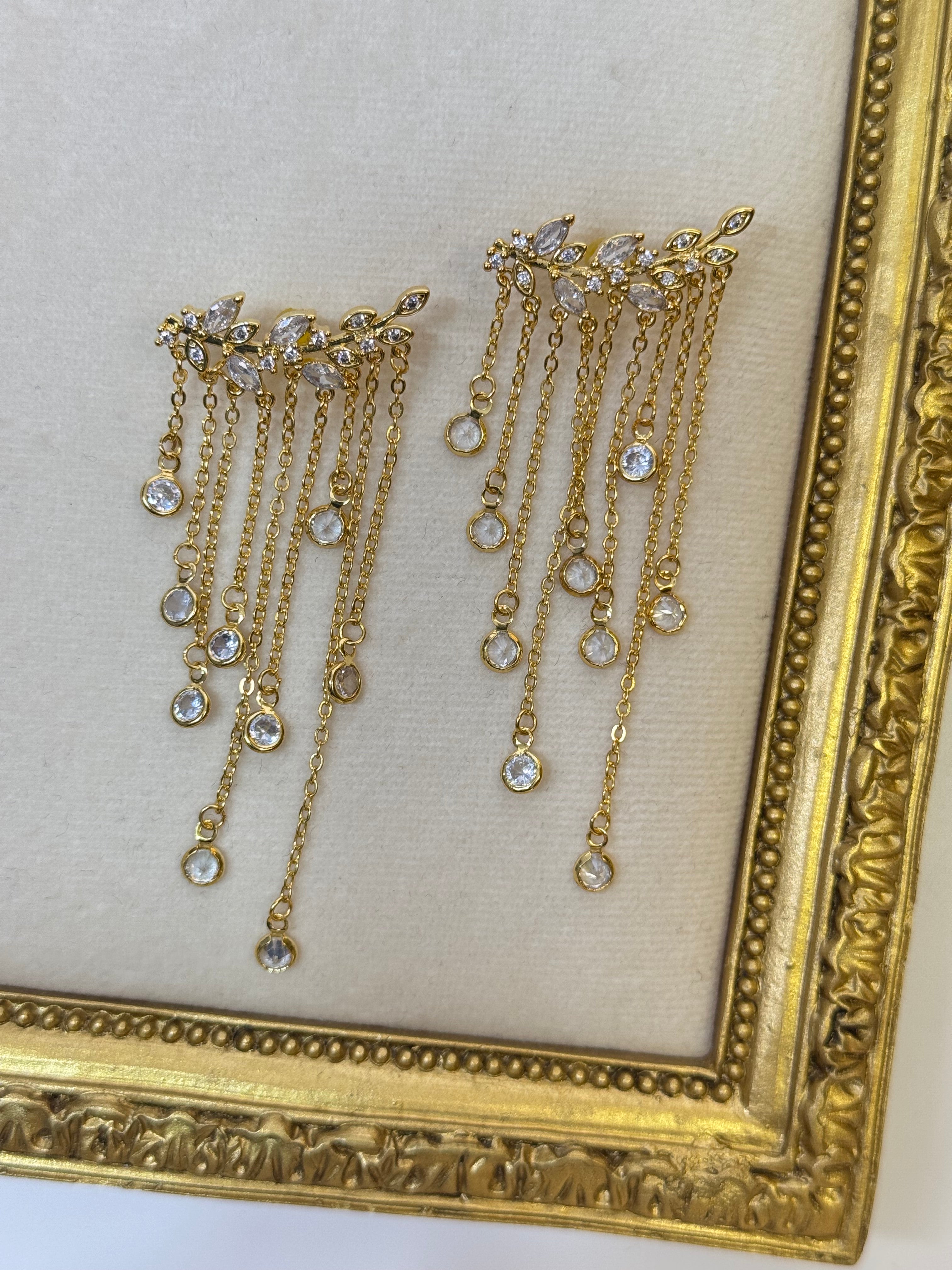 TAŞLI PÜSKÜLLÜ GOLD KÜPE