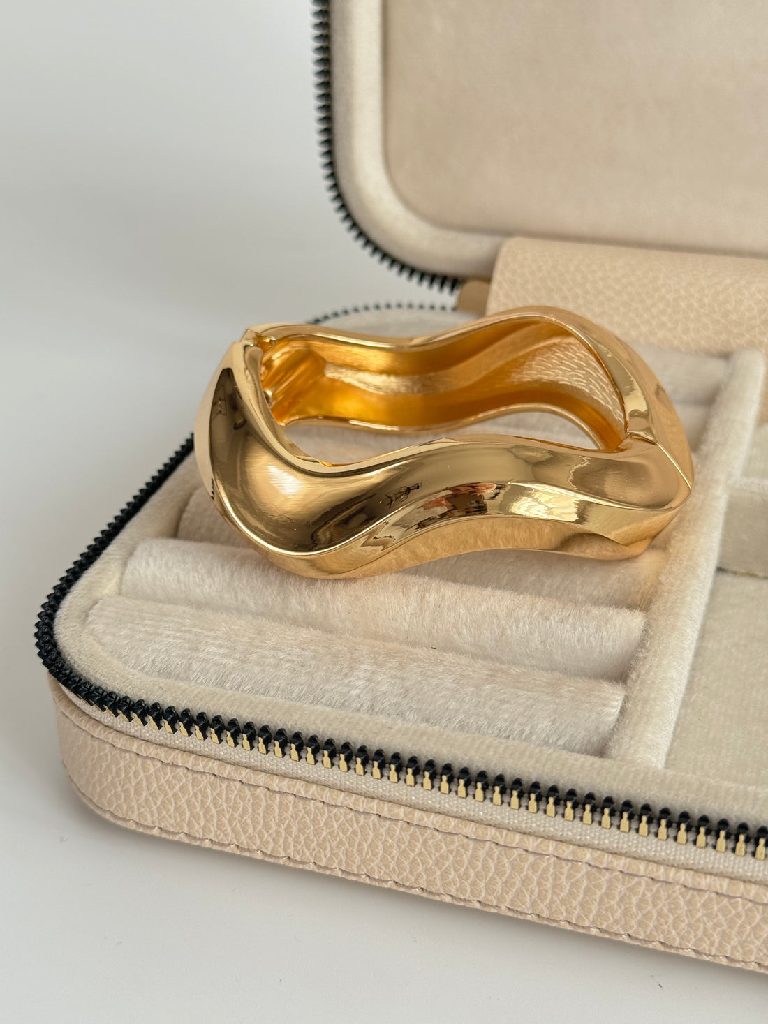 İTHAL ASİMETRİK DETAYLI KALIN GOLD KELEPÇE BİLEZİK