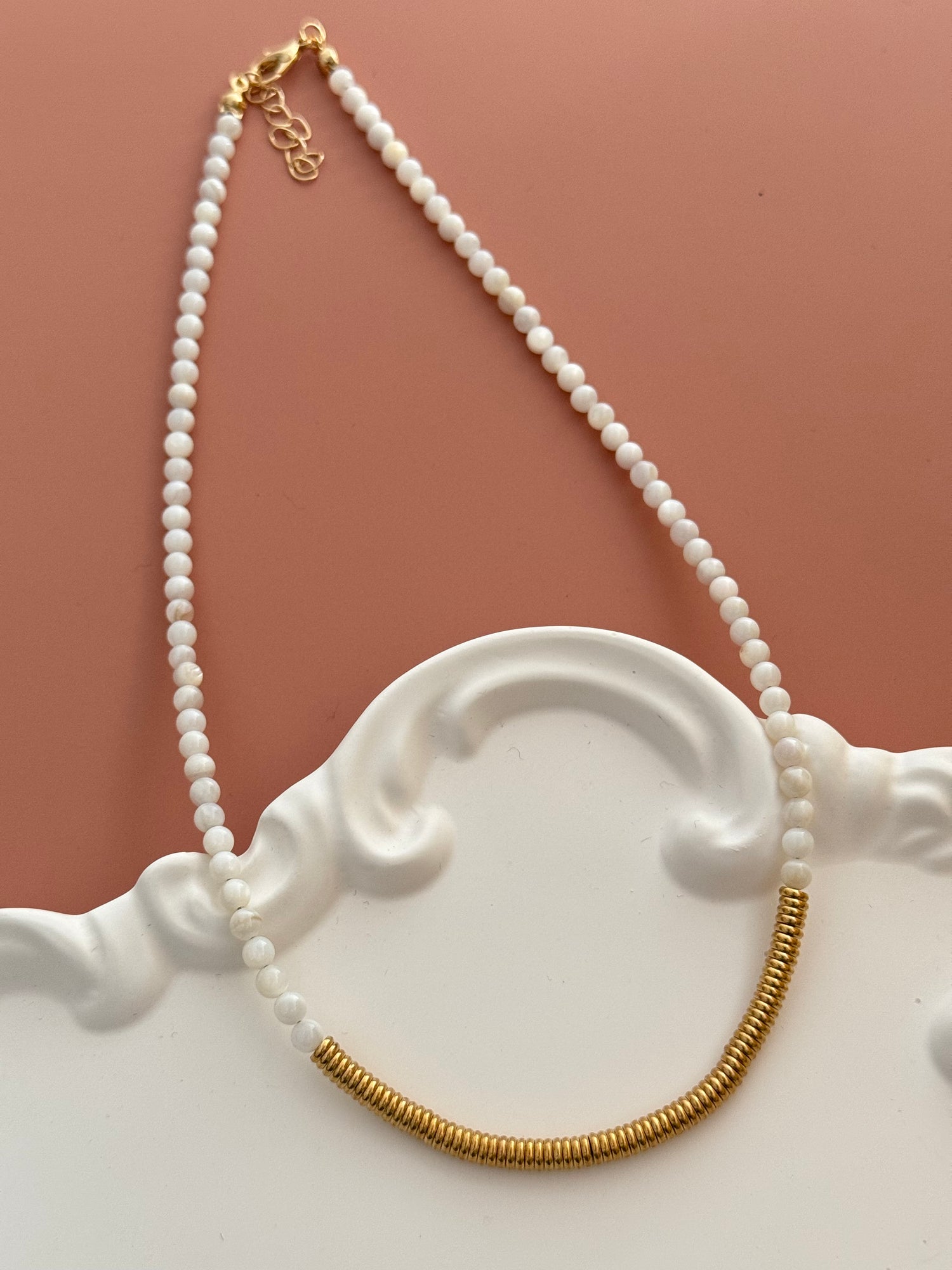 NUA BEYAZ DOĞAL TAŞLI ALTIN KAPLAMA DETAYLI KOLYE