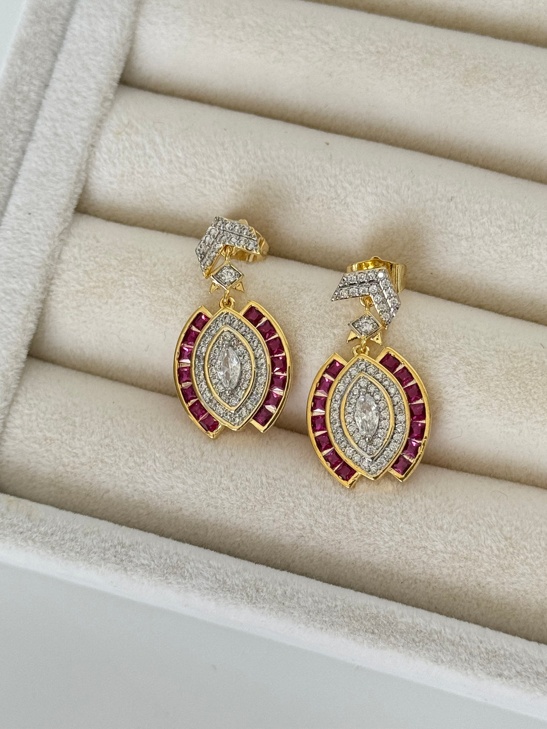 ARİAX PEMBE TAŞLI ÜÇGEN DETAYLI GOLD KÜPE