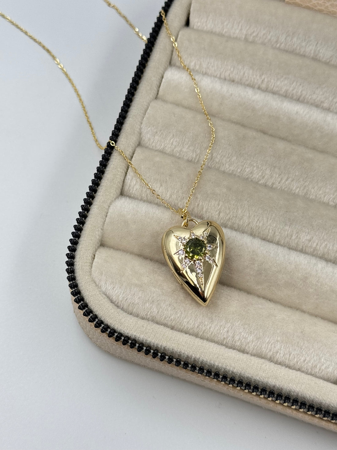 İTHAL KAPAKLI AÇILABİLİR RESİMLİKLİ YEŞİL TAŞLI KALPLİ UZUN GOLD KOLYE