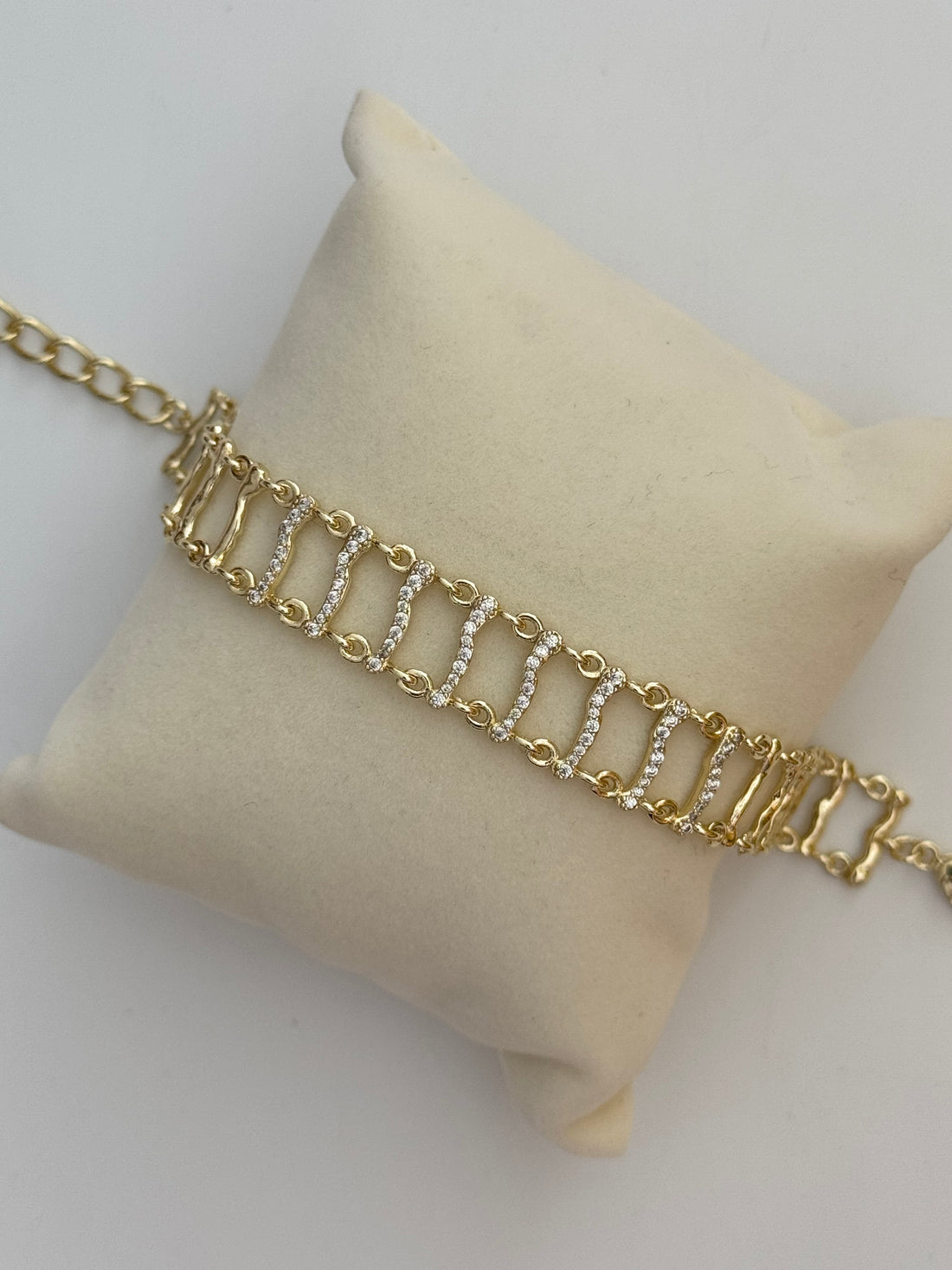 İTHAL TAŞ DETAYLI GOLD BİLEKLİK