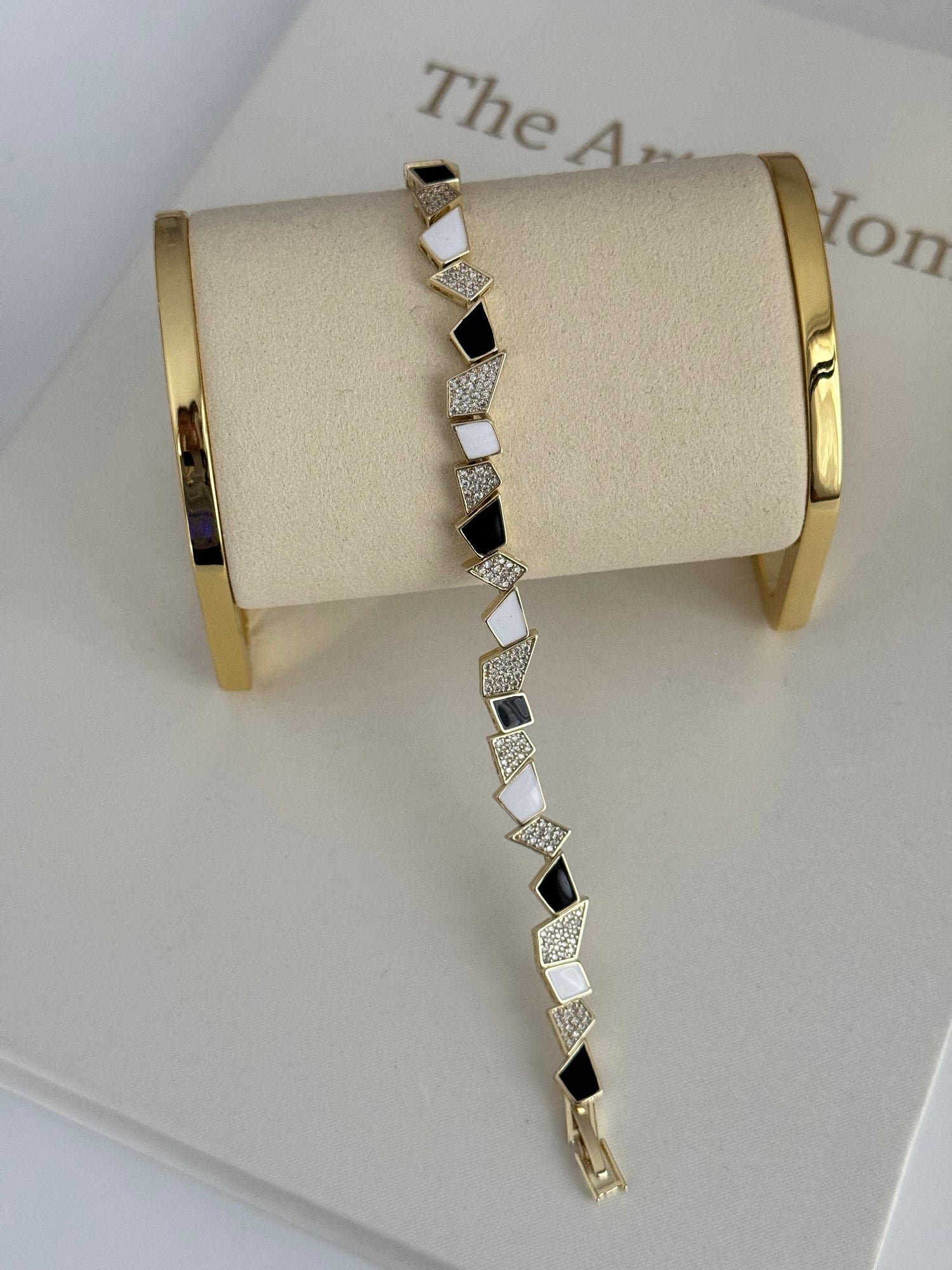 AZADEH SİYAH BEYAZ MİNE DETAYLI GOLD BİLEKLİK