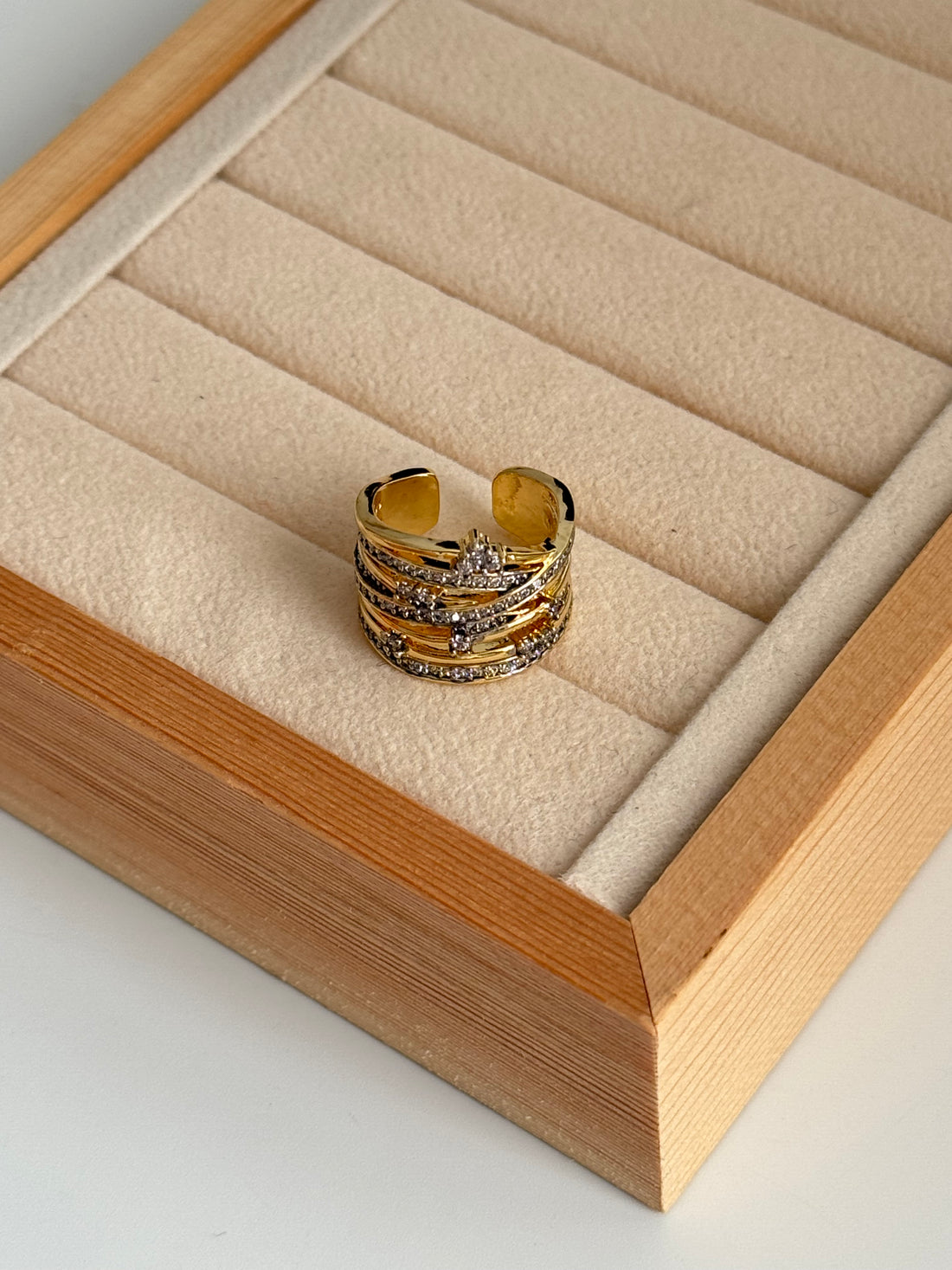 ZAYA TAŞ DETAYLI KIKIRDAK KÜPE EARCUFF