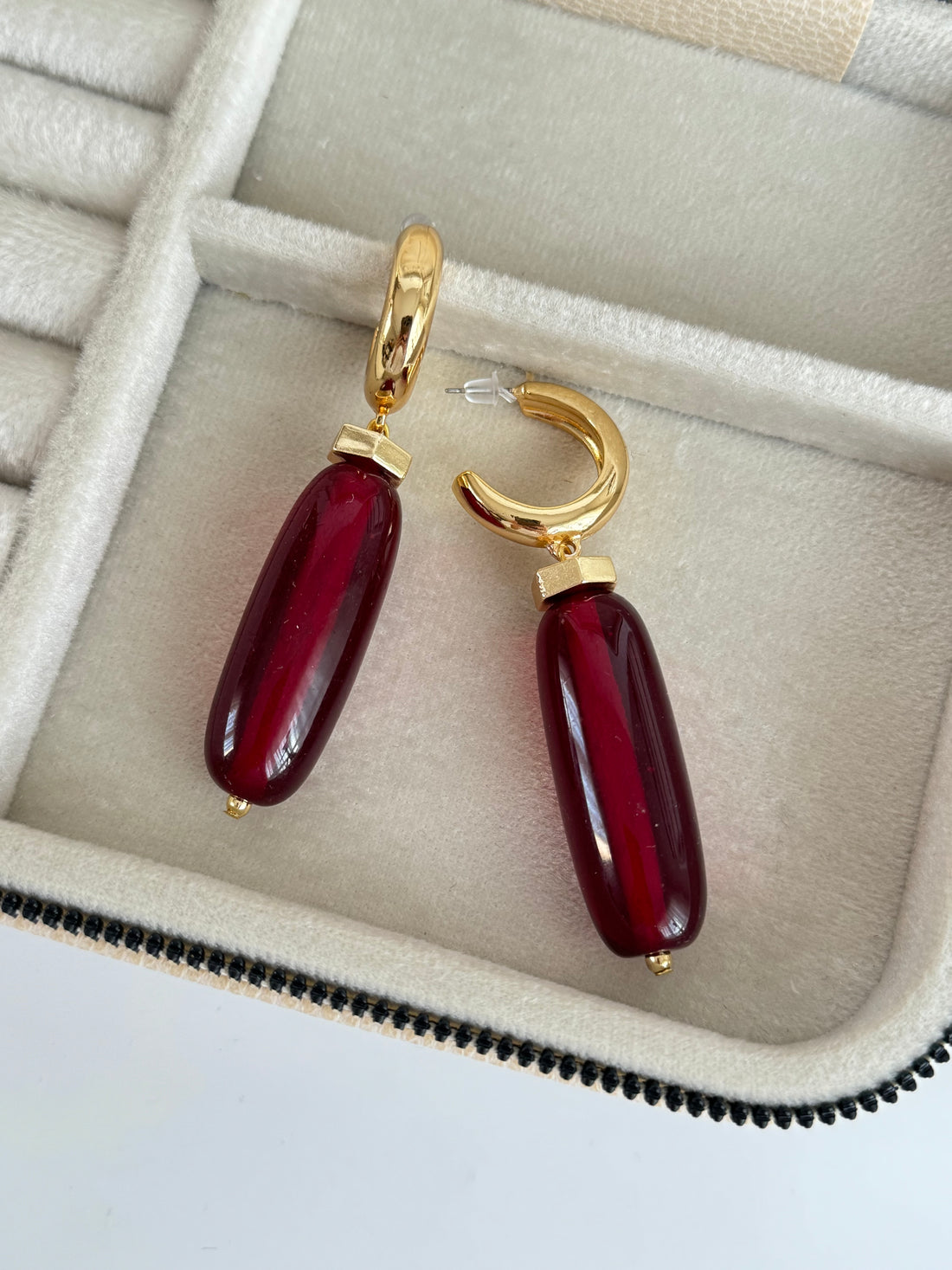 İTHAL BORDO BONCUK DETAYLI GOLD KÜPE