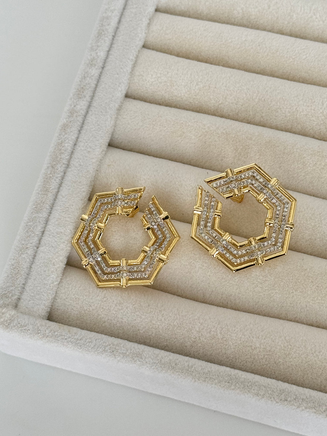 İTHAL TAŞLI ALTIGEN GOLD KÜPE