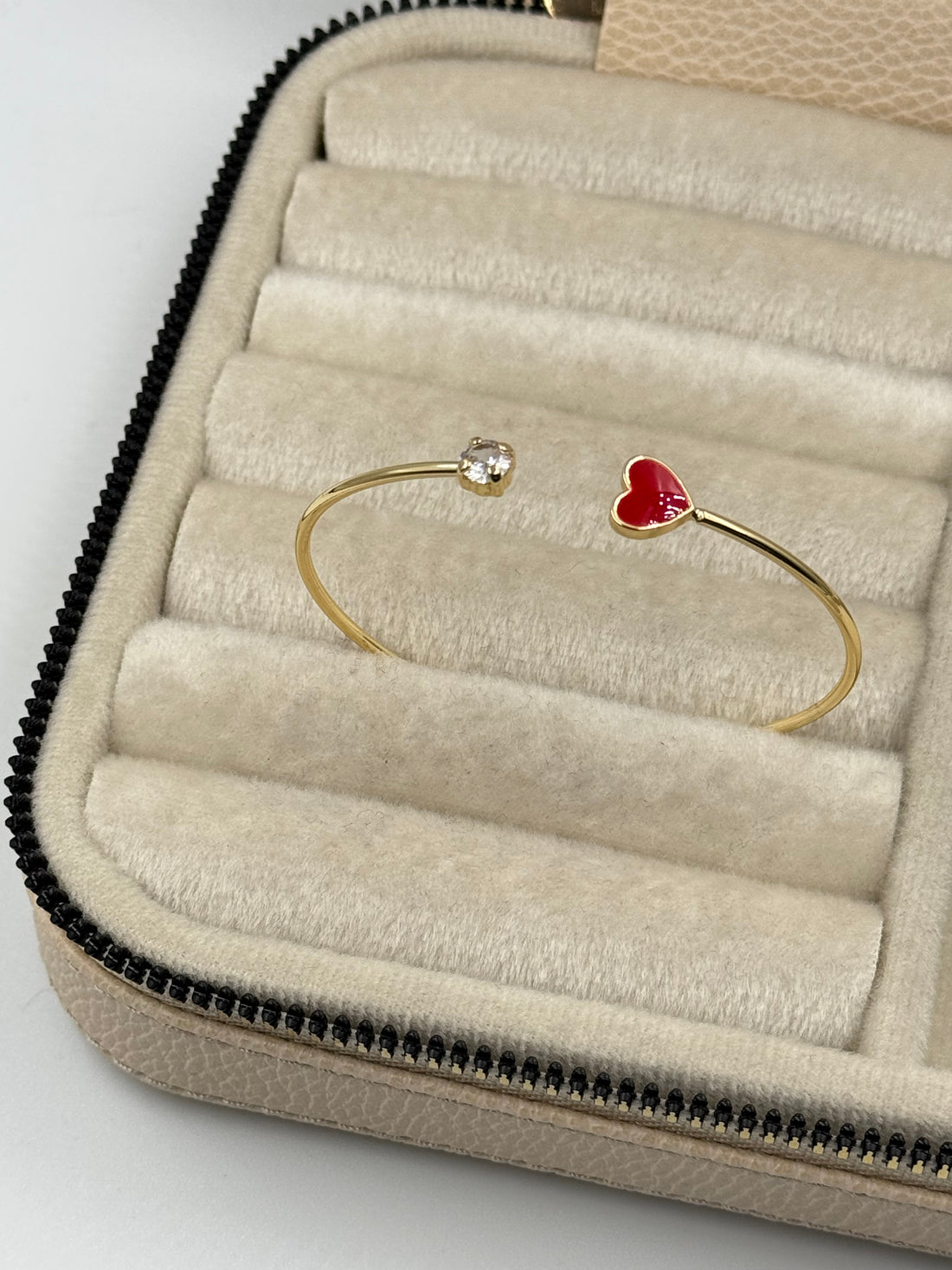 İTHAL KALP DETAYLI TAŞLI GOLD KELEPÇE BİLEZİK