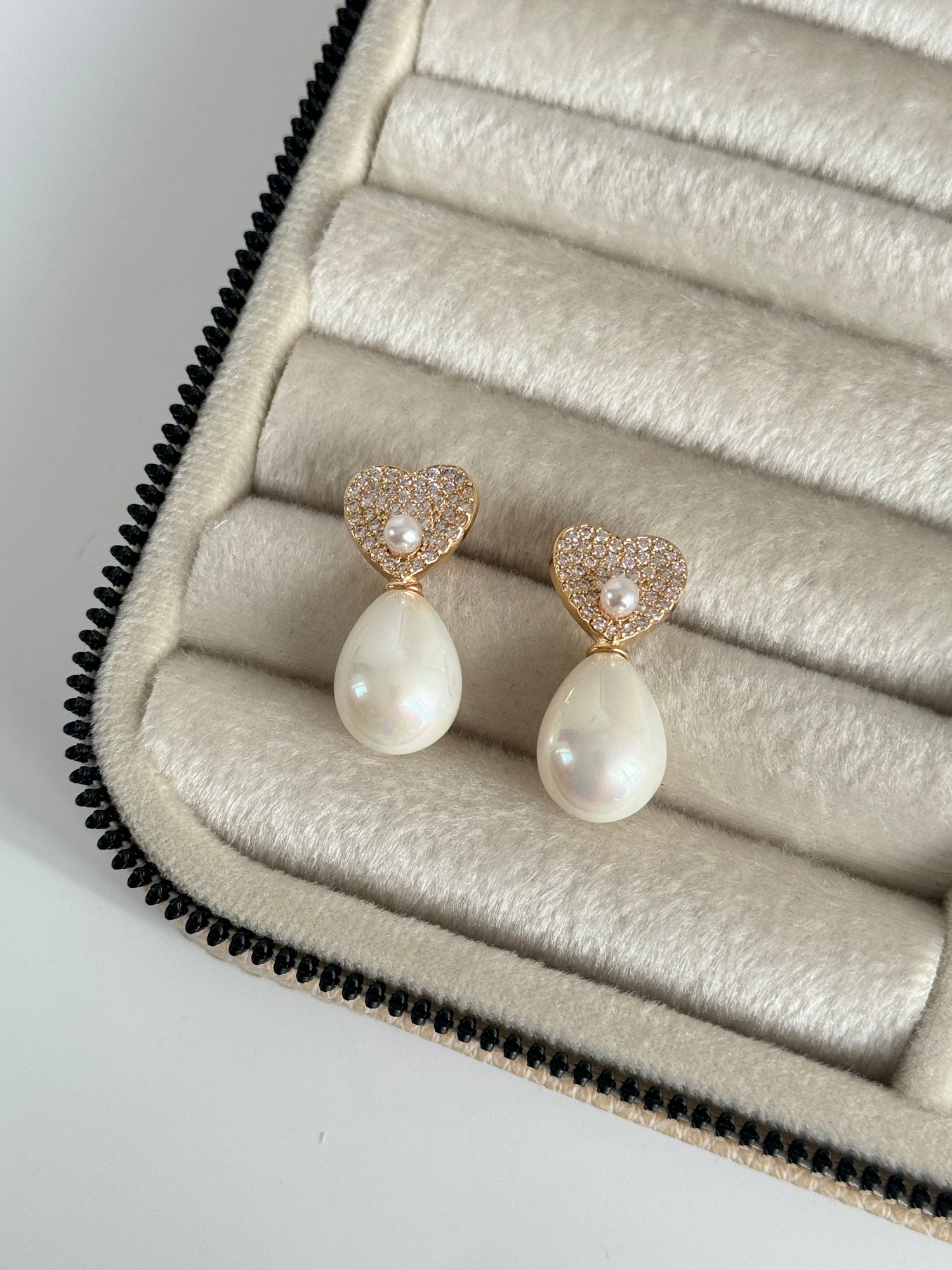 İTHAL KALPLİ İNCİ DETAYLI GOLD KÜPE