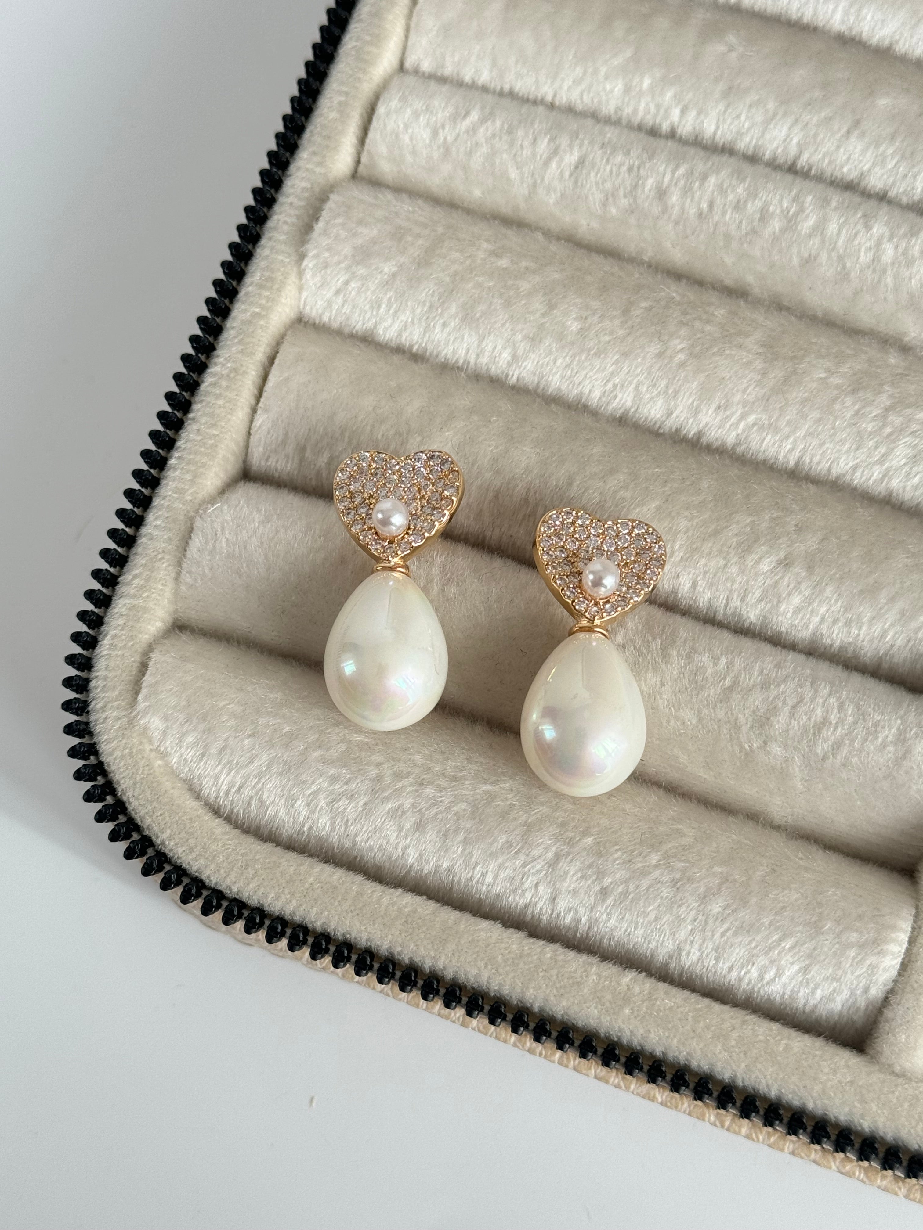 İTHAL KALPLİ İNCİ DETAYLI GOLD KÜPE