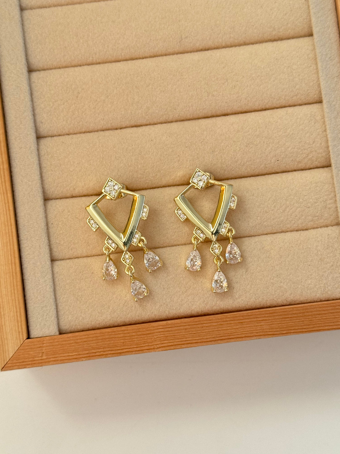 NİLRA TAŞ DETAYLI GOLD KÜPE